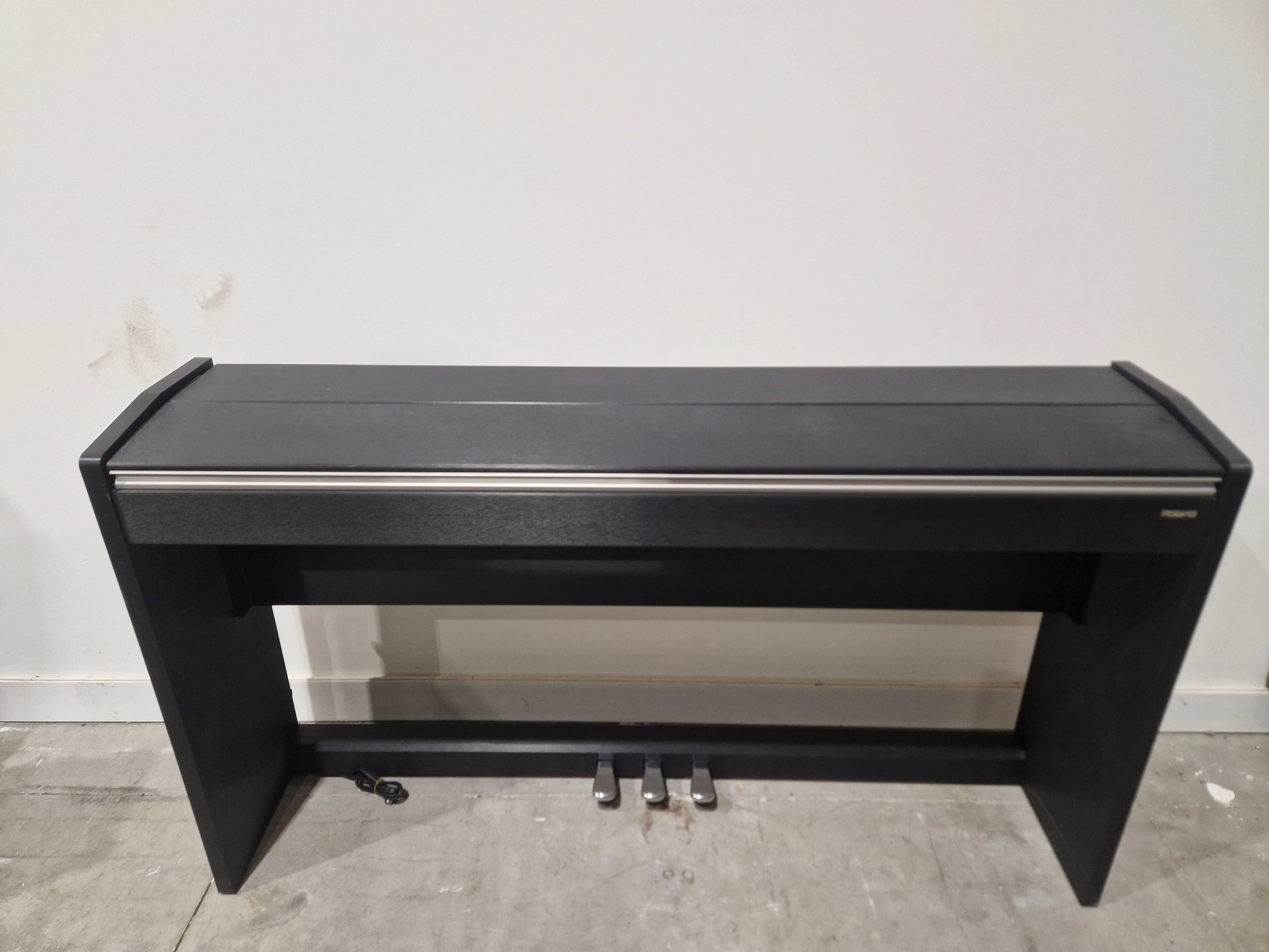 Roland F-110 - Digital Piano - Black - Good - Image 8