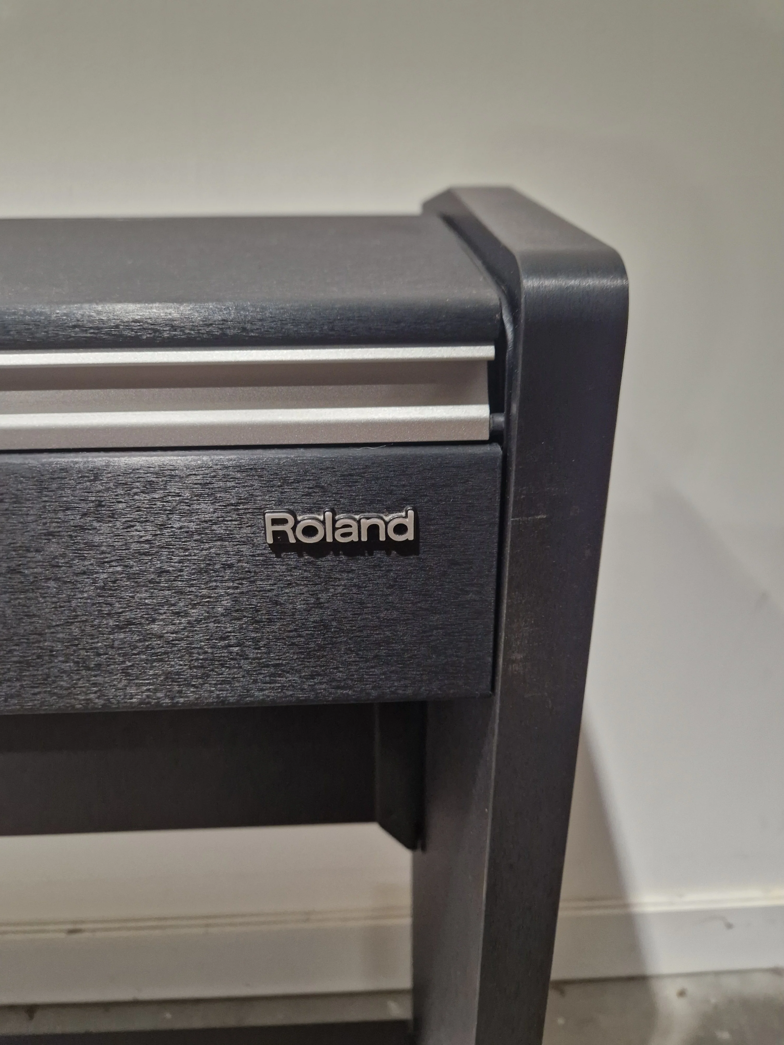 Roland F-110 - Digital Piano - Black - Good - Image 9