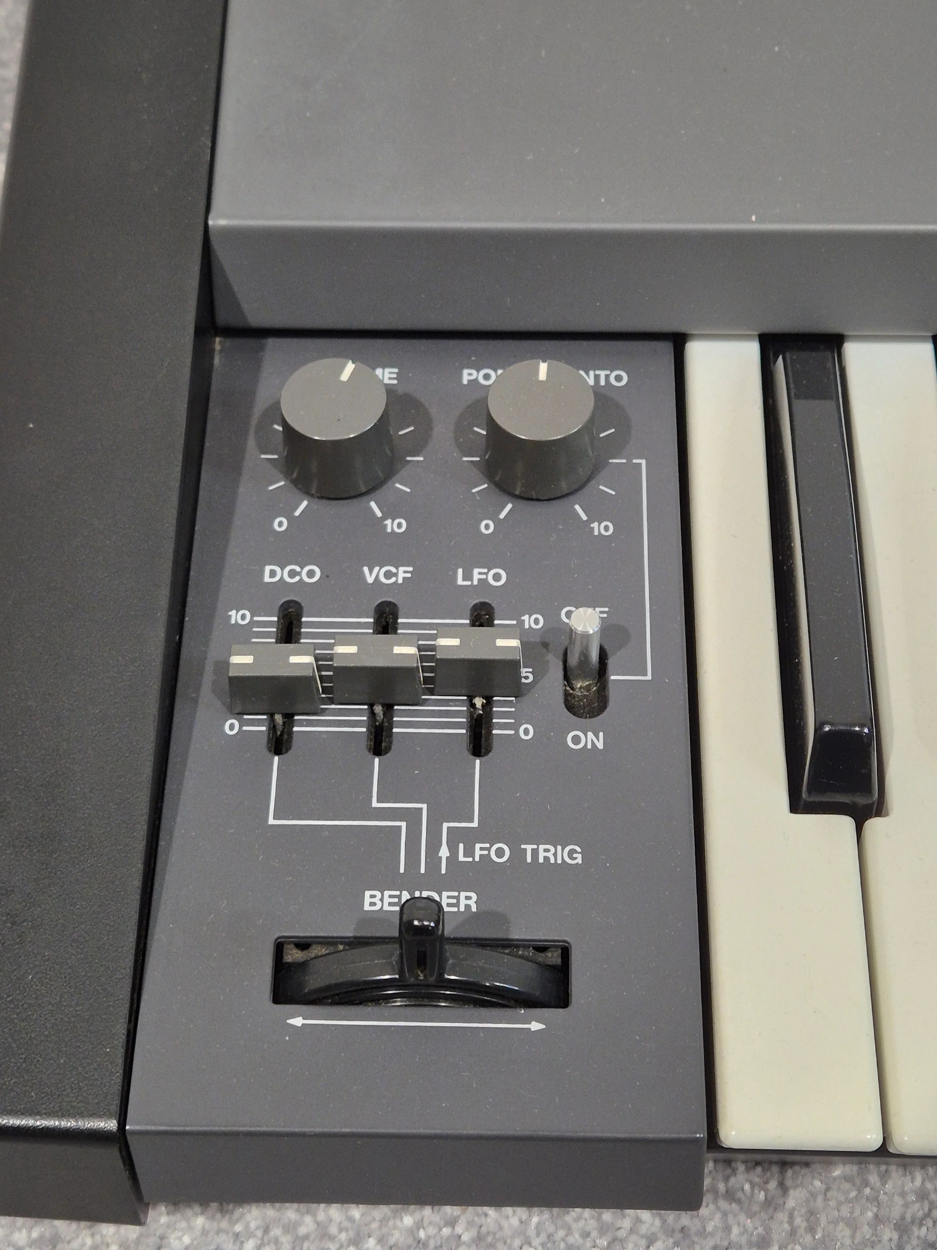 Roland Juno-106 61 Key Programmable Polyphonic Analog Synthesiser - Image 3