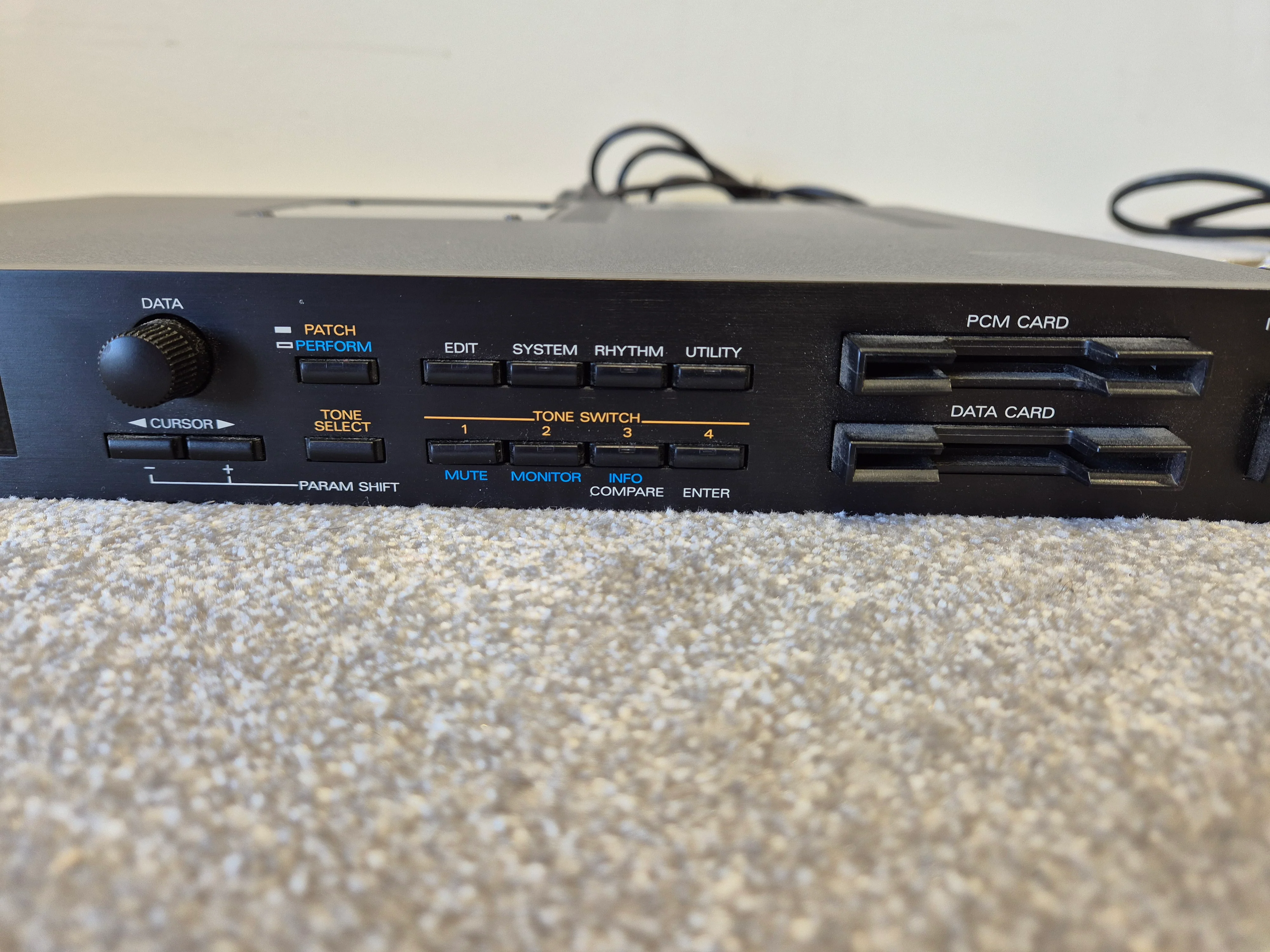 Roland JV-880 - 1U Rackmount Synthesizer Module - Image 3
