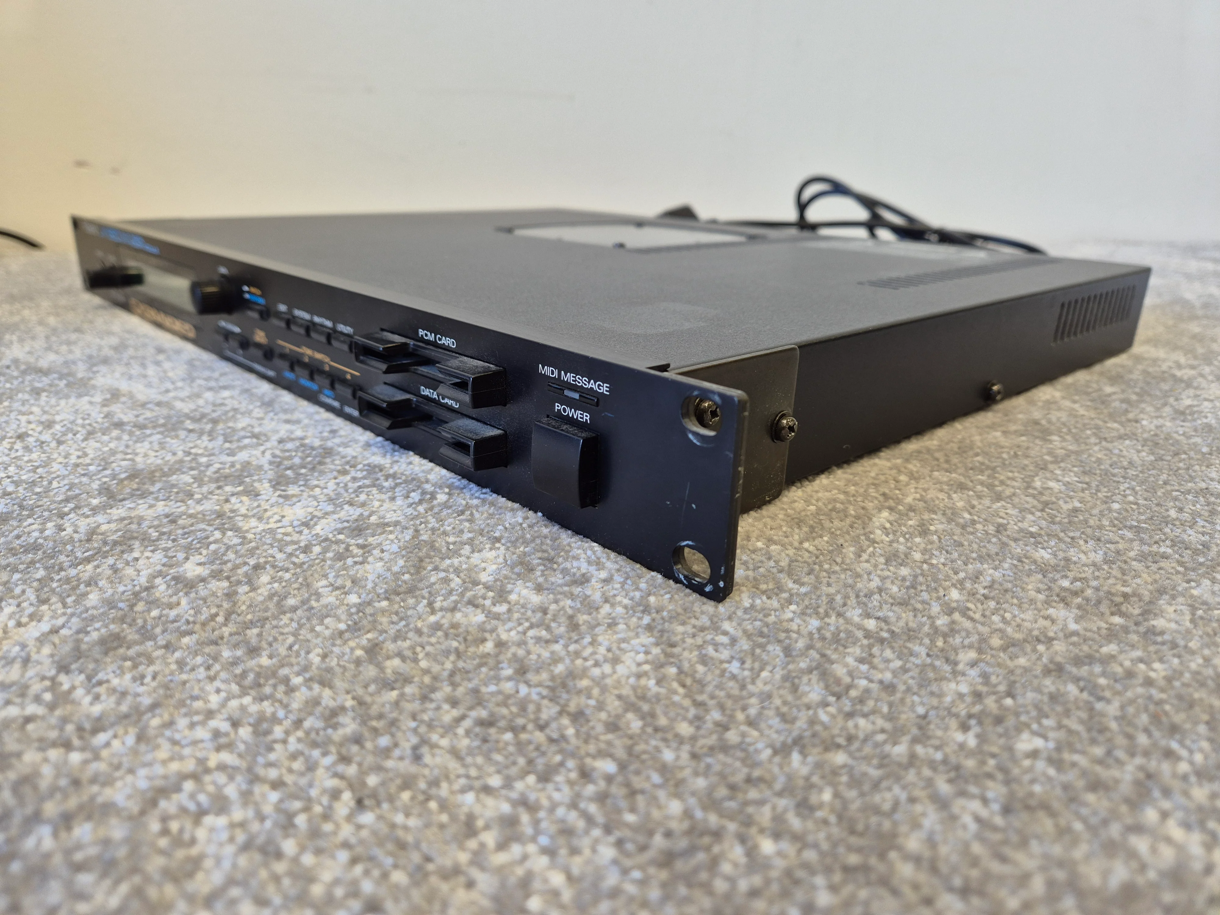 Roland JV-880 - 1U Rackmount Synthesizer Module - Image 4