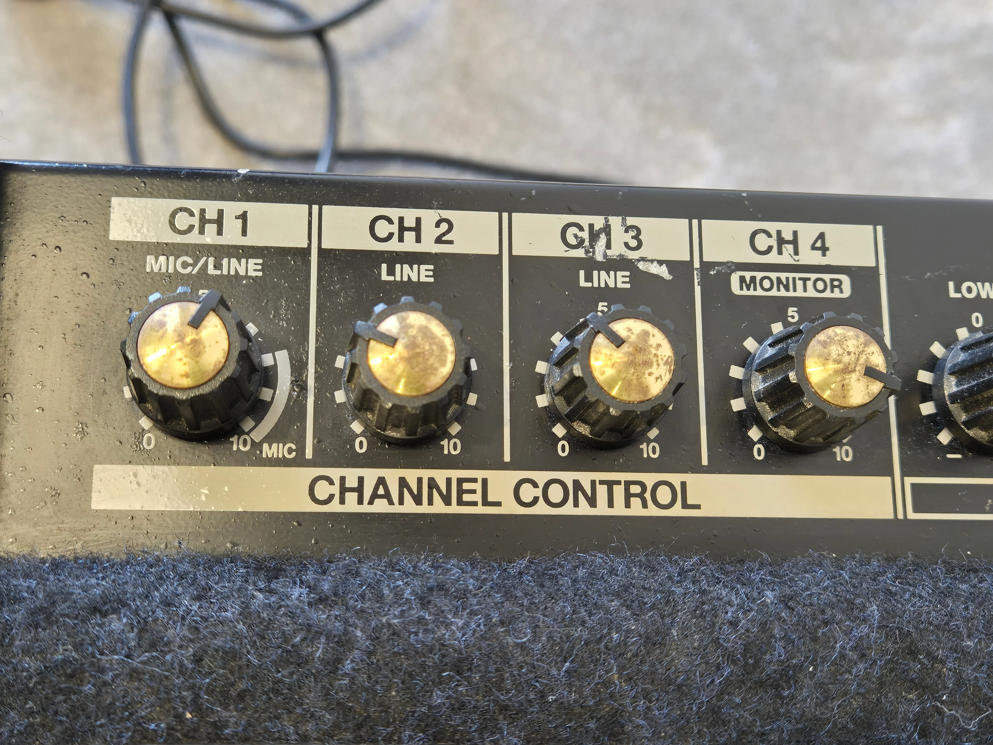 Roland KC-150 - Compact 65-watt Keyboard Amplifier - Image 7