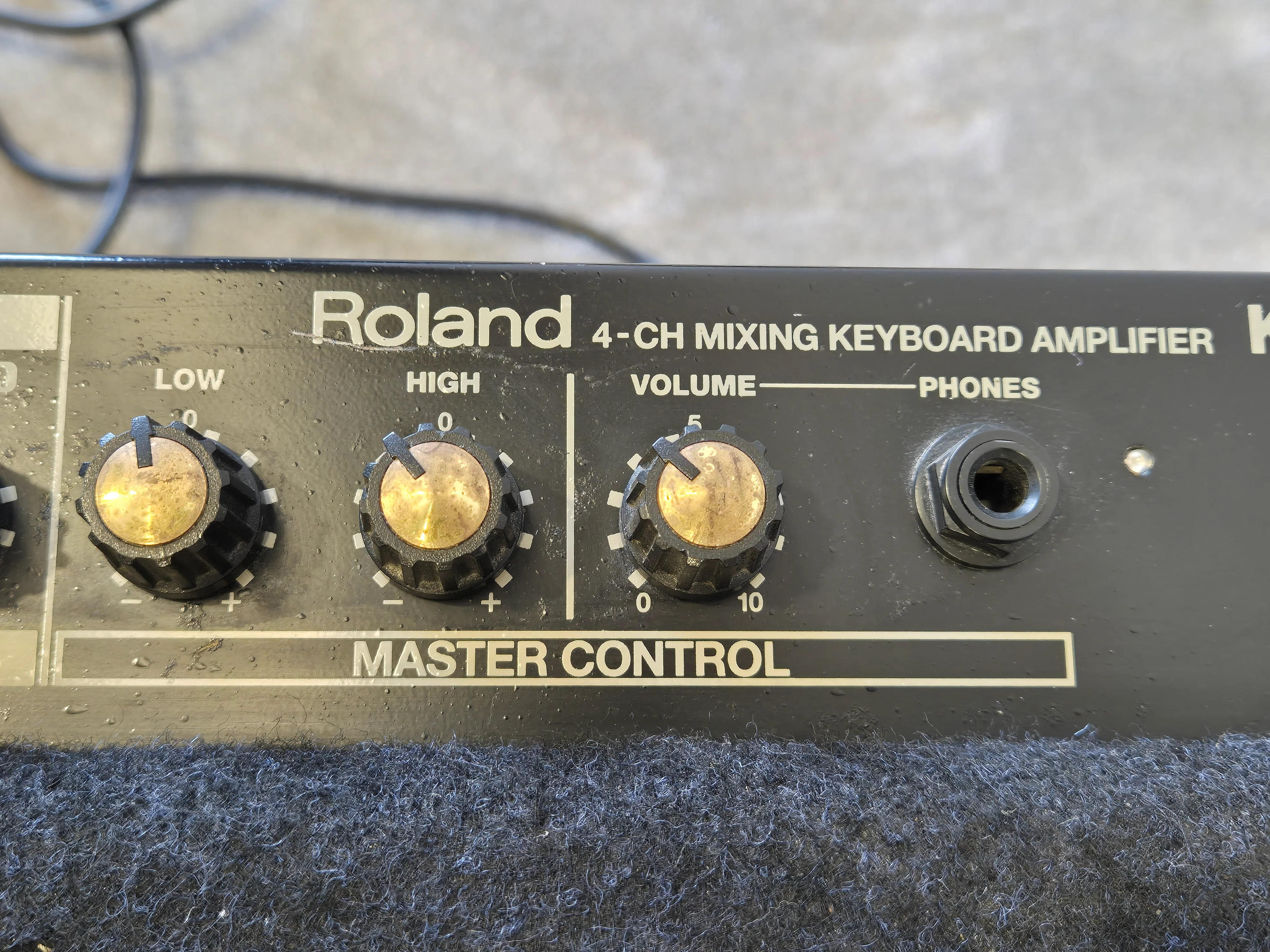 Roland KC-150 - Compact 65-watt Keyboard Amplifier - Image 8