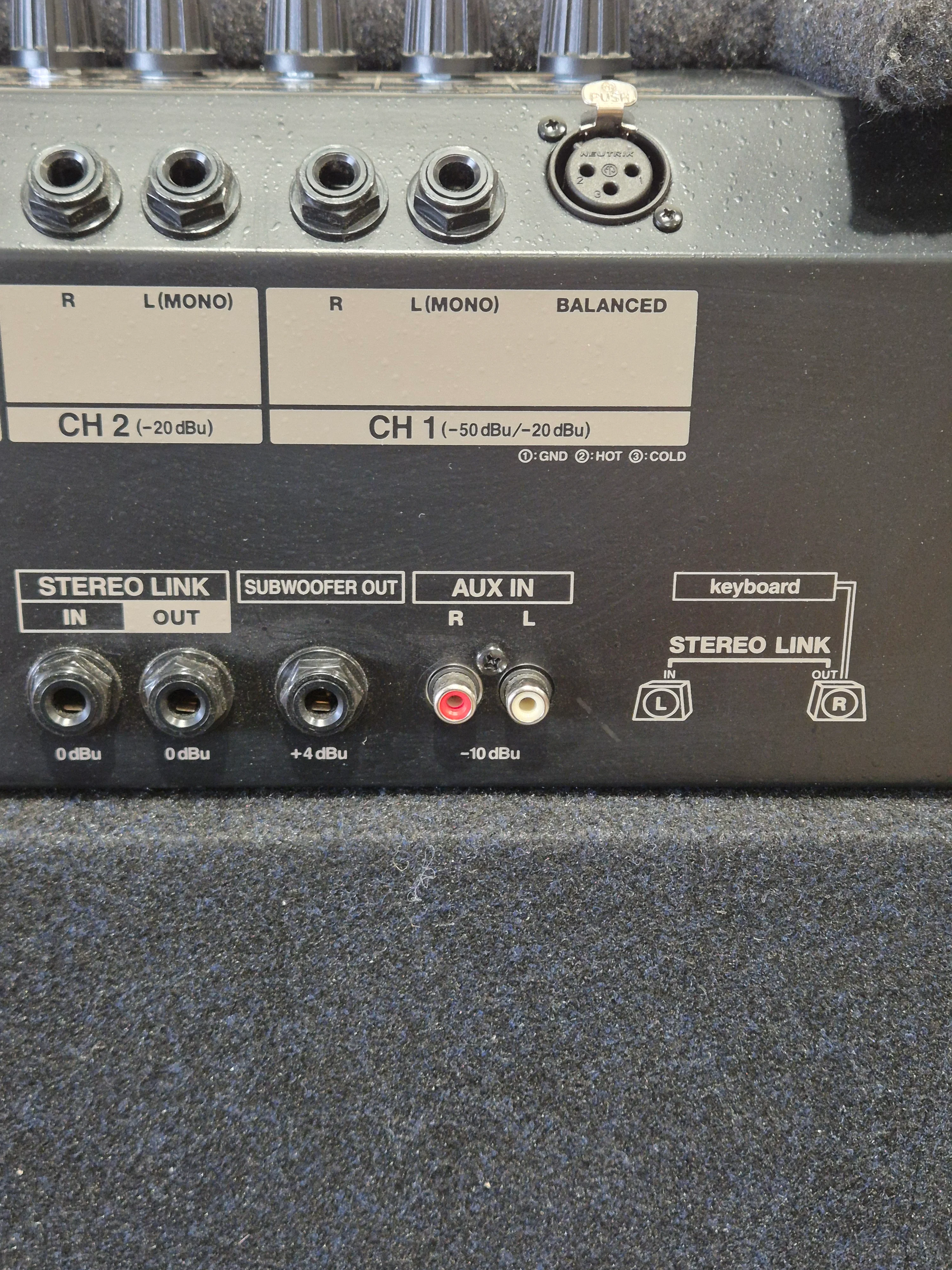 Roland KC550 - 4-Channel Keyboard Amplifier - Excellent w/ Swan Flight Case - Image 6