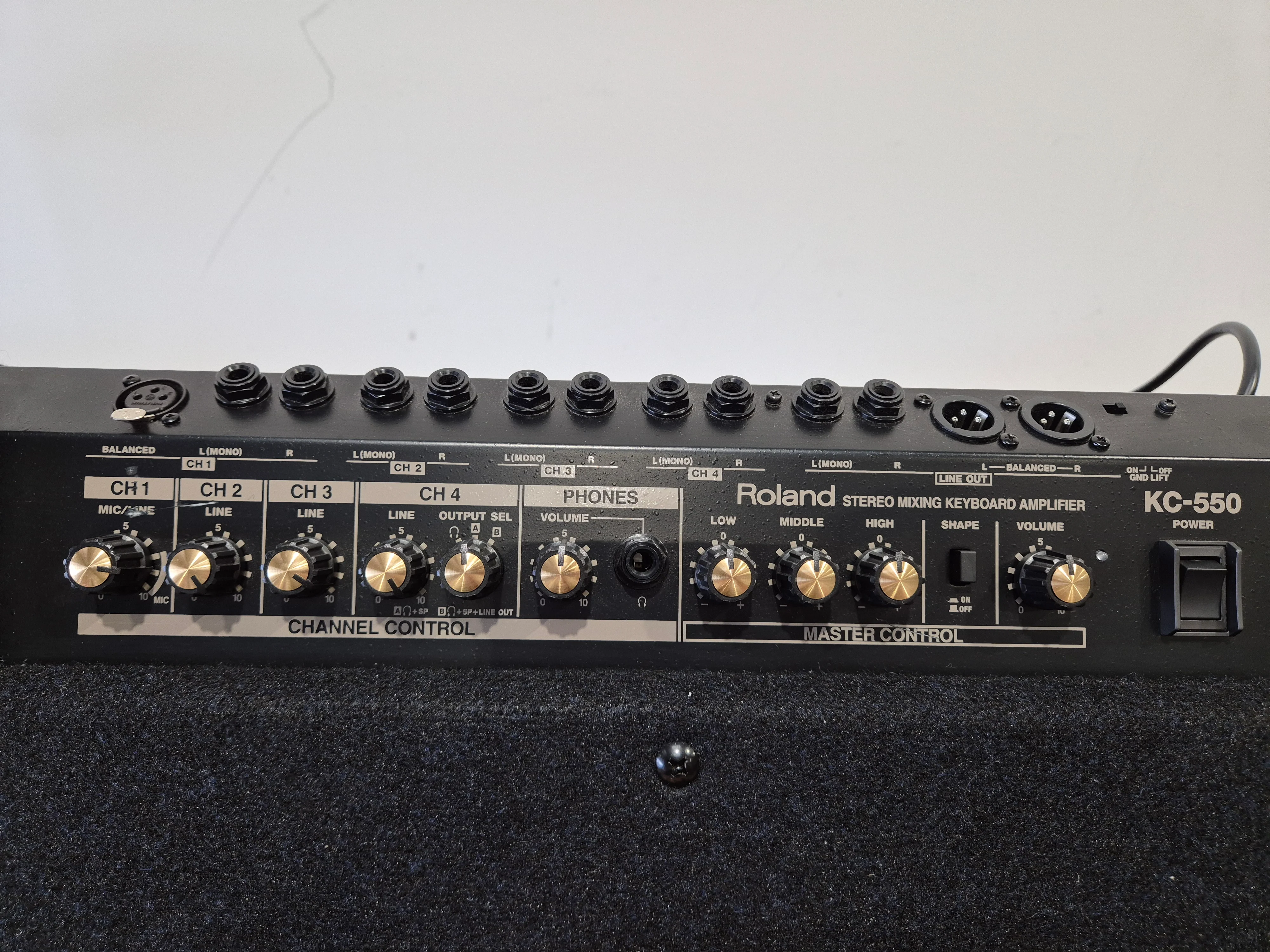 Roland KC550 - 4-Channel Keyboard Amplifier - Excellent w/ Swan Flight Case - Image 9