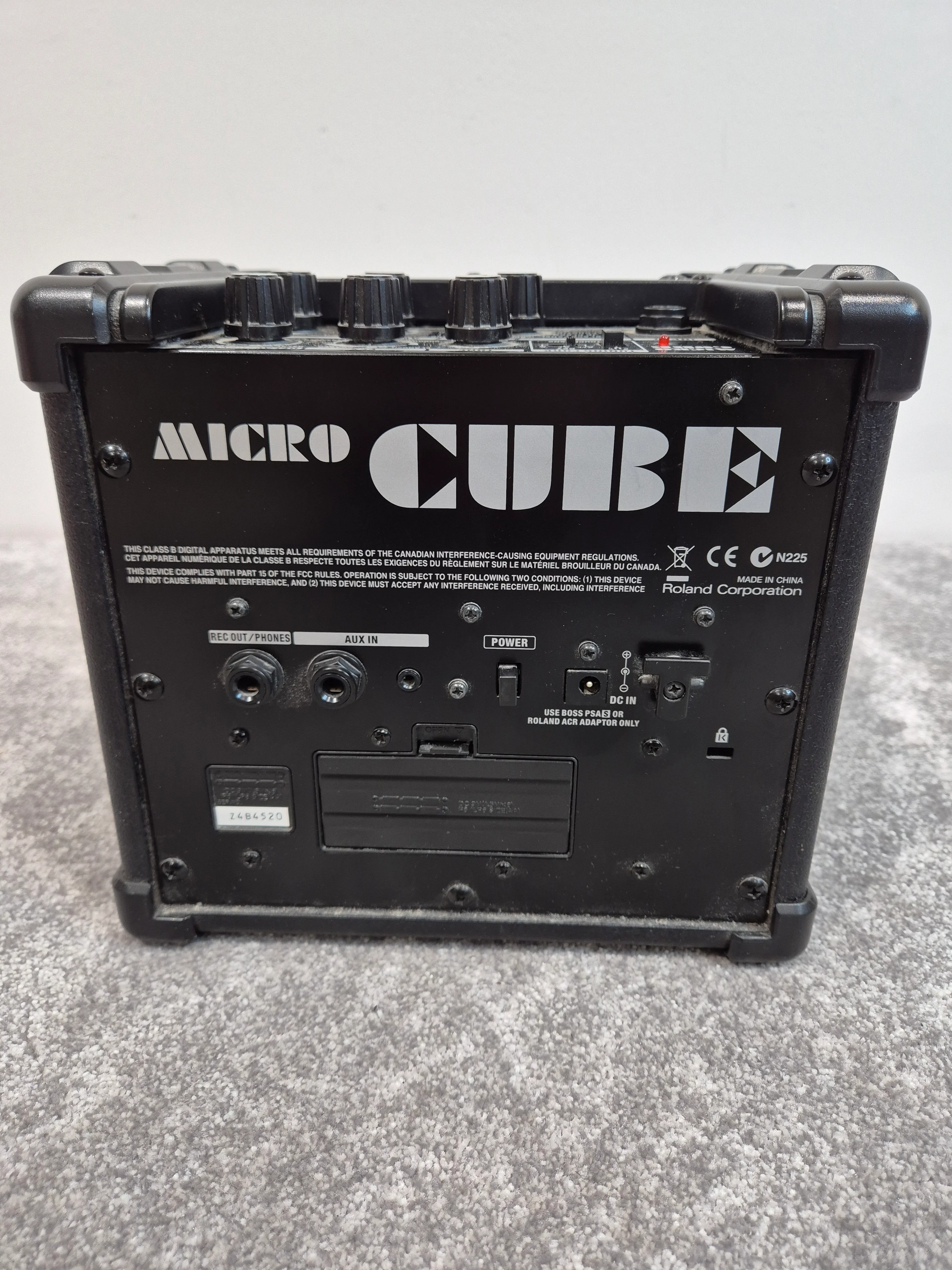 Roland Micro Cube - Portable Guitar Amplifier - Battery or Mains Power - Image 4