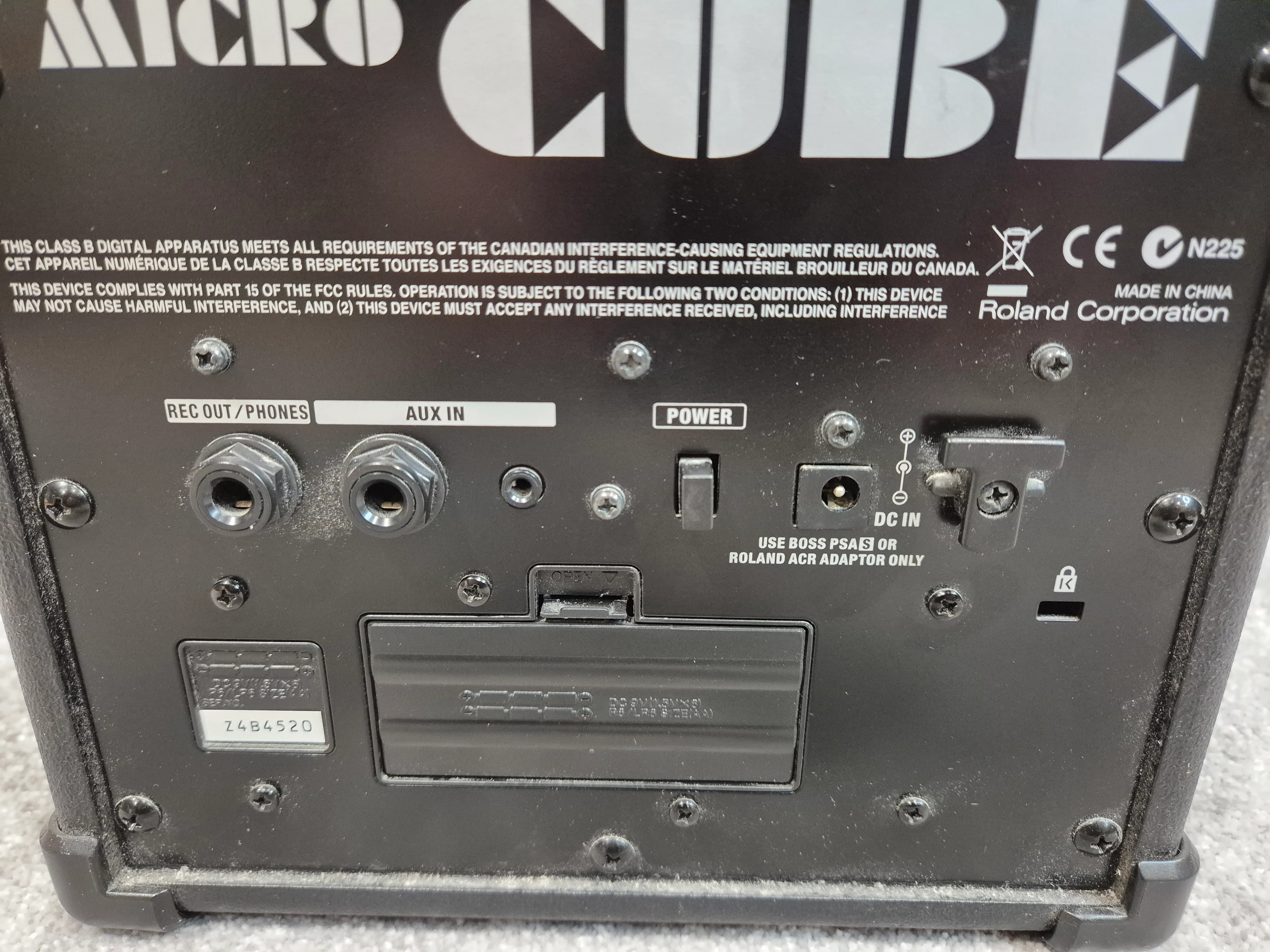 Roland Micro Cube - Portable Guitar Amplifier - Battery or Mains Power - Image 5