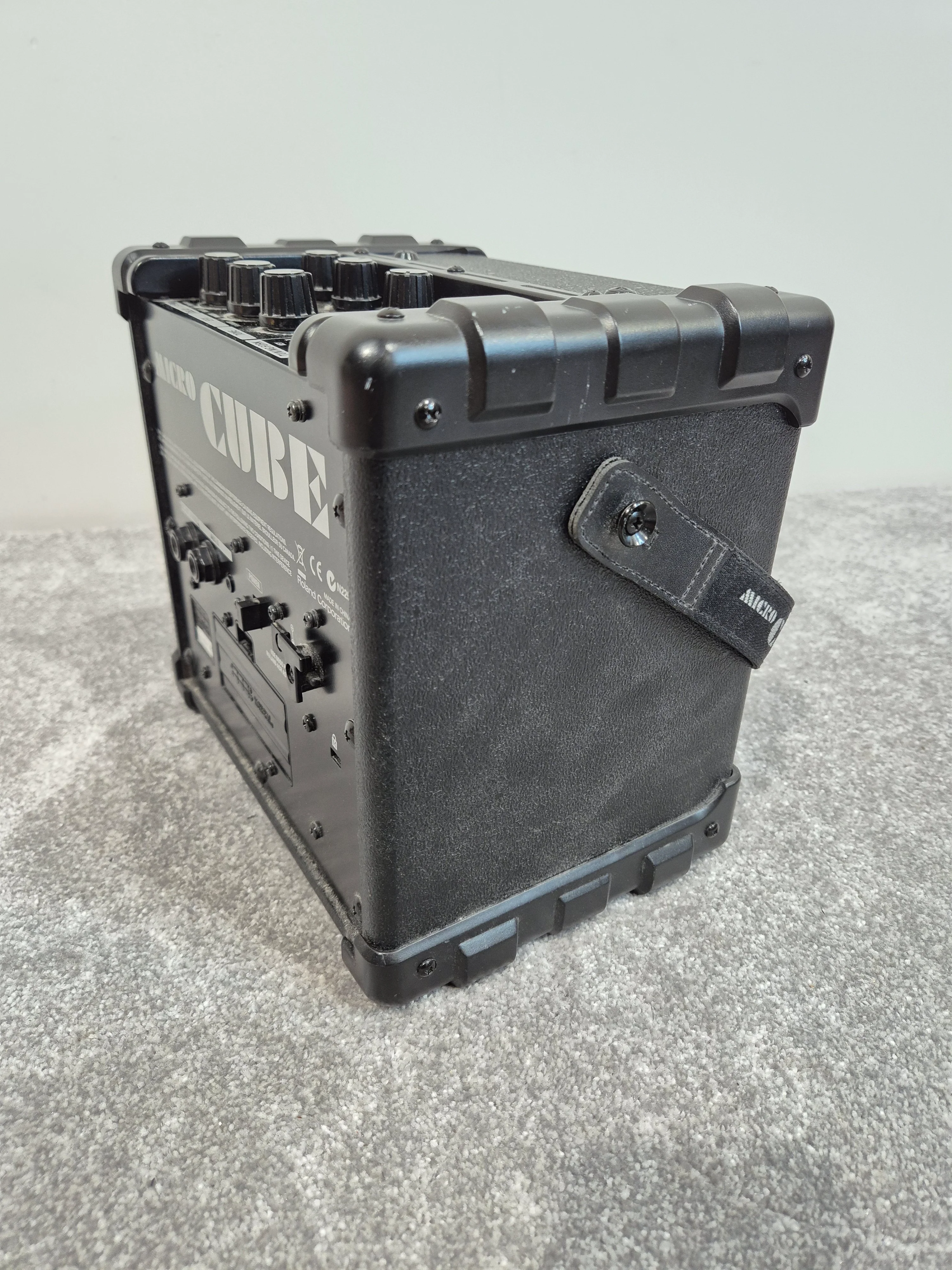 Roland Micro Cube - Portable Guitar Amplifier - Battery or Mains Power - Image 7