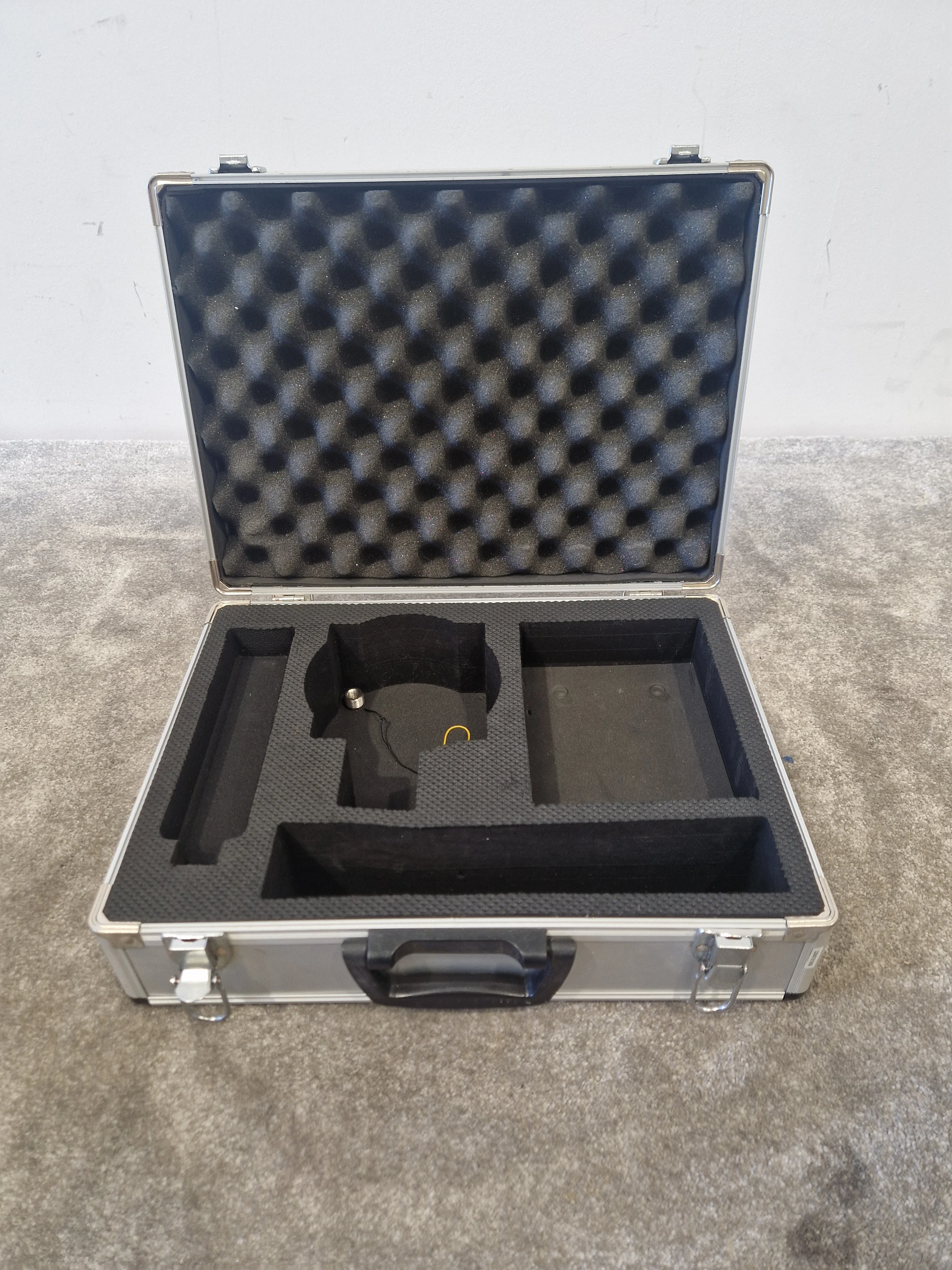 sE Microphone and Transmitter - sE T1 / sE2200T - Professional Grade, Wireless - Very Good w/ Hard Case - Image 5