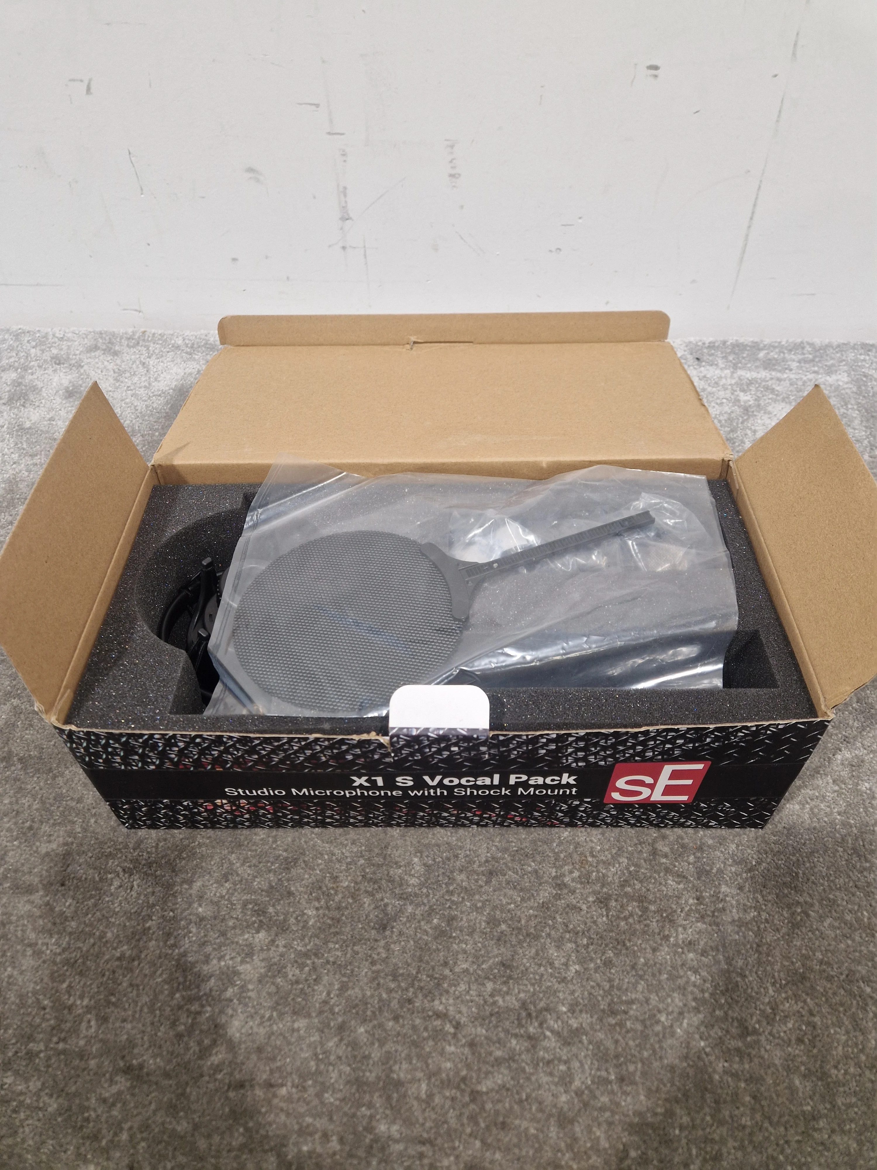 SE X1 S Vocal Pack - Studio Condenser Microphone - Excellent w/ Original Box & Shock mount - Image 12