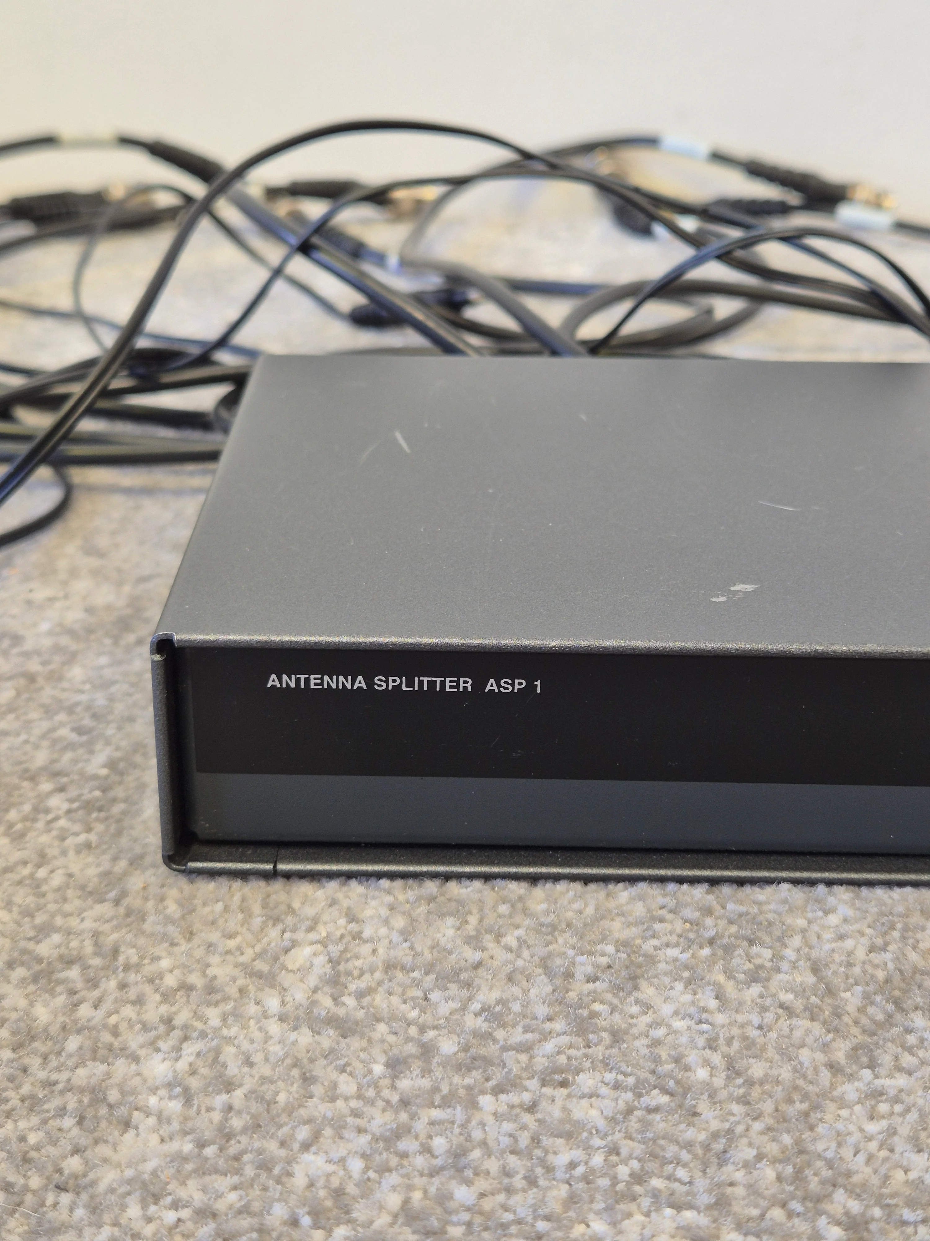 Sennheiser ASP 1 - Antenna Splitter - Good Condition w/ Various Cables - Image 2
