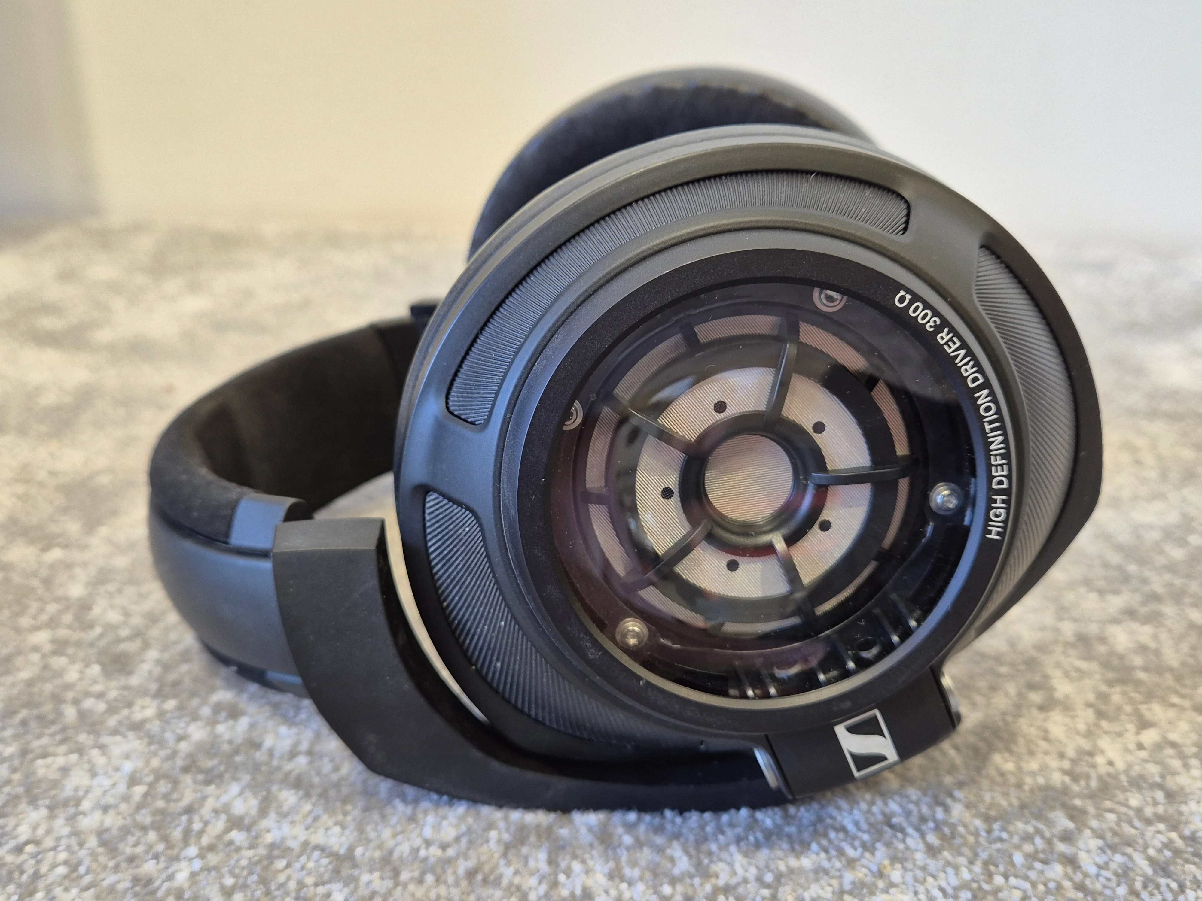 Sennheiser HD820 - High-End Audiophile Headphones w/ Hard Case - Image 2
