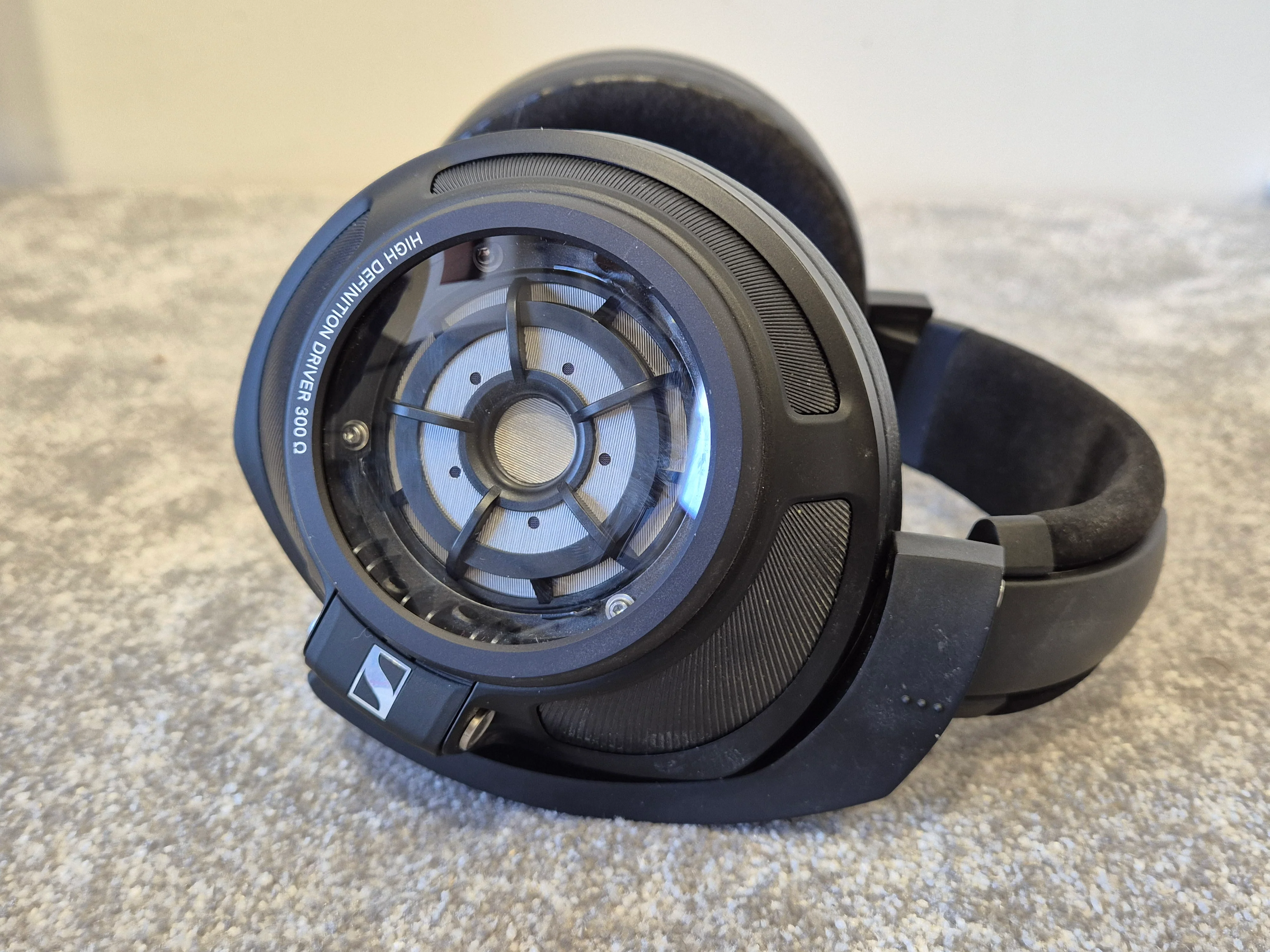 Sennheiser HD820 - High-End Audiophile Headphones w/ Hard Case - Image 3