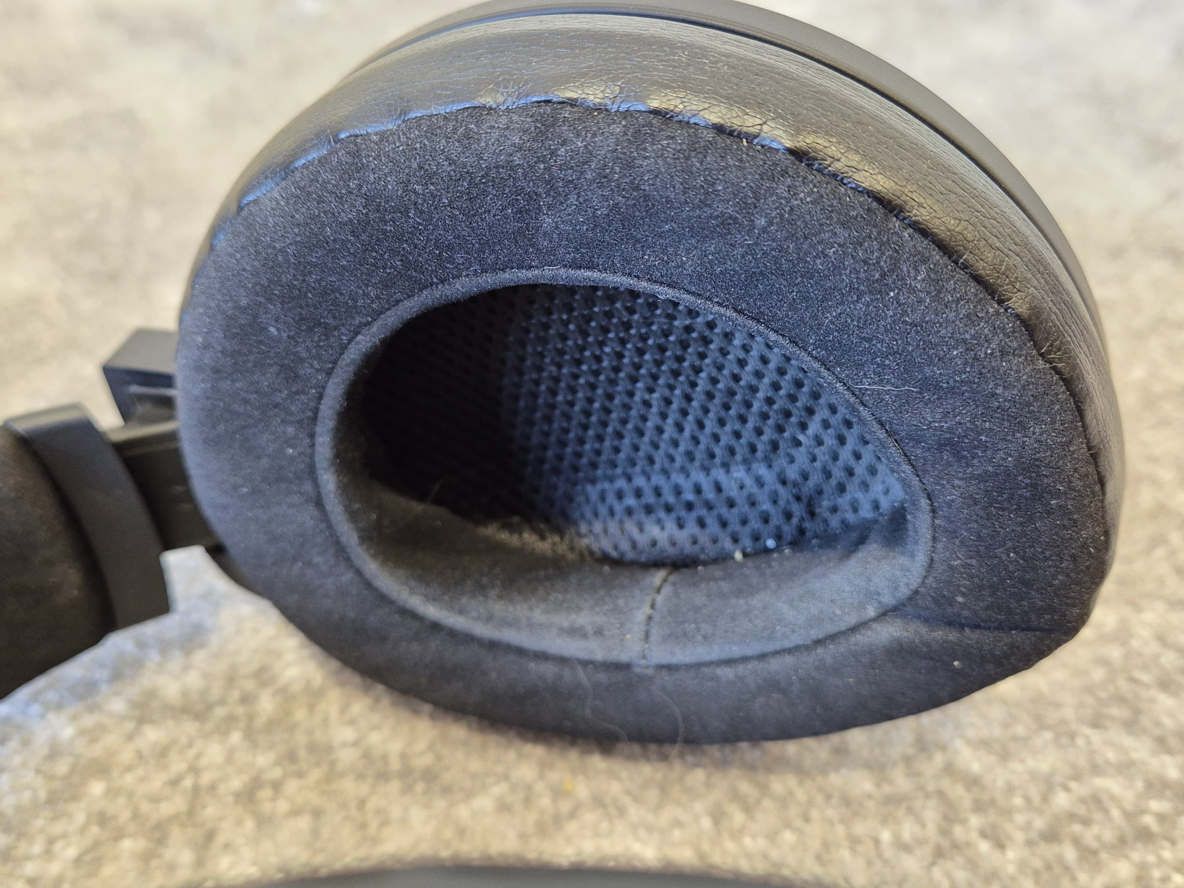 Sennheiser HD820 - High-End Audiophile Headphones w/ Hard Case - Image 6