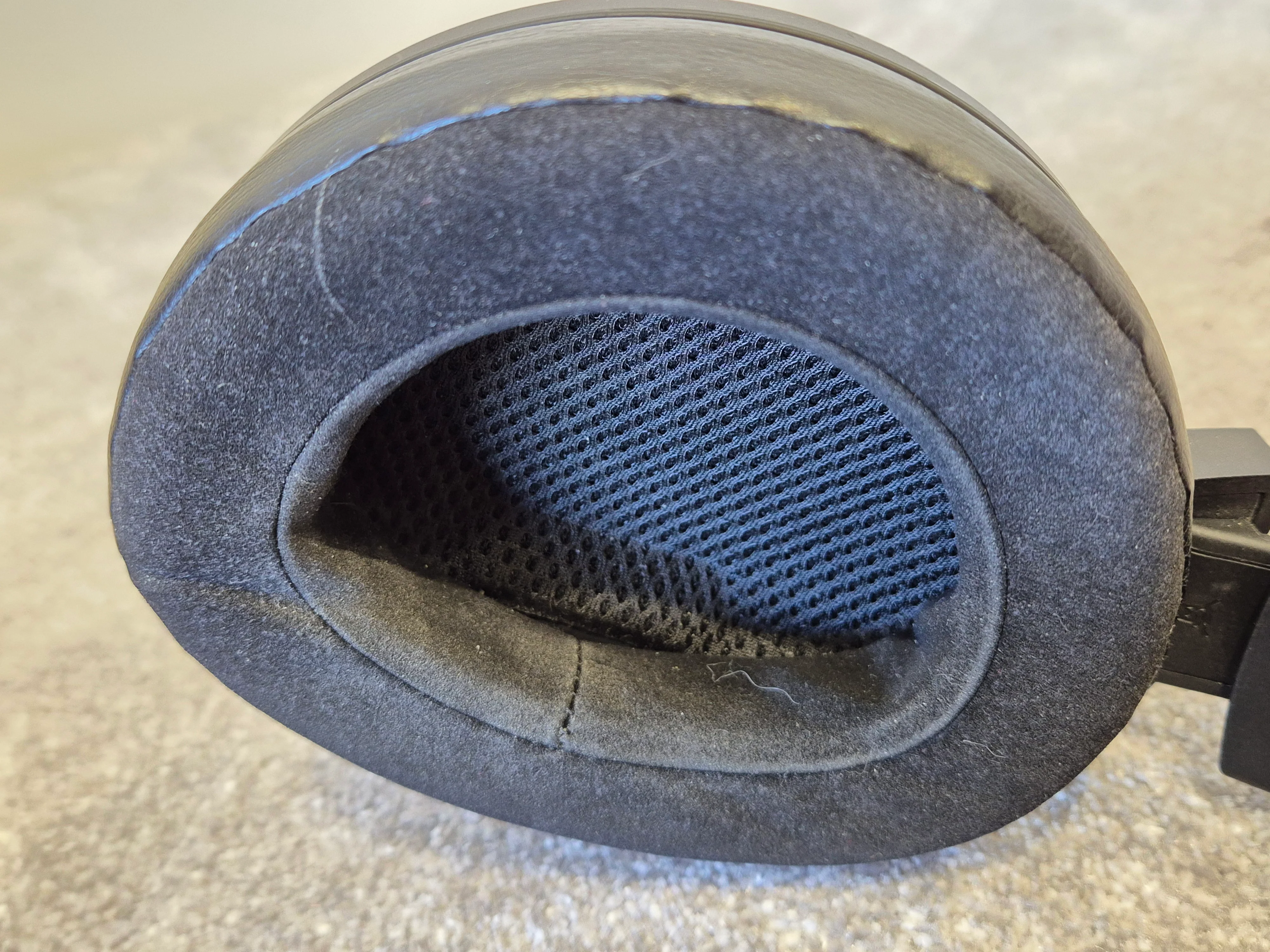 Sennheiser HD820 - High-End Audiophile Headphones w/ Hard Case - Image 7