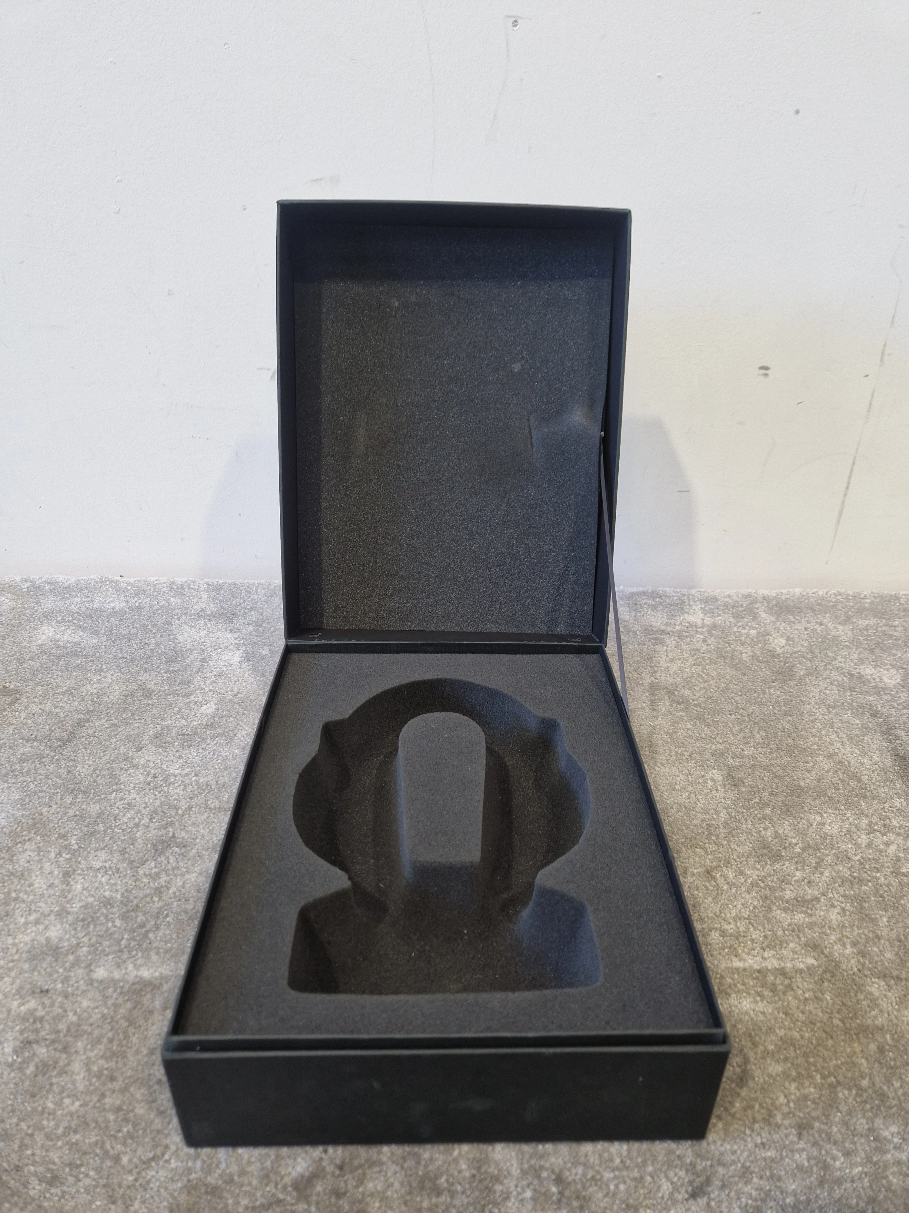 Sennheiser HD820 – High-End Closed-Back Headphones – Excellent w/ Original Box - Image 2