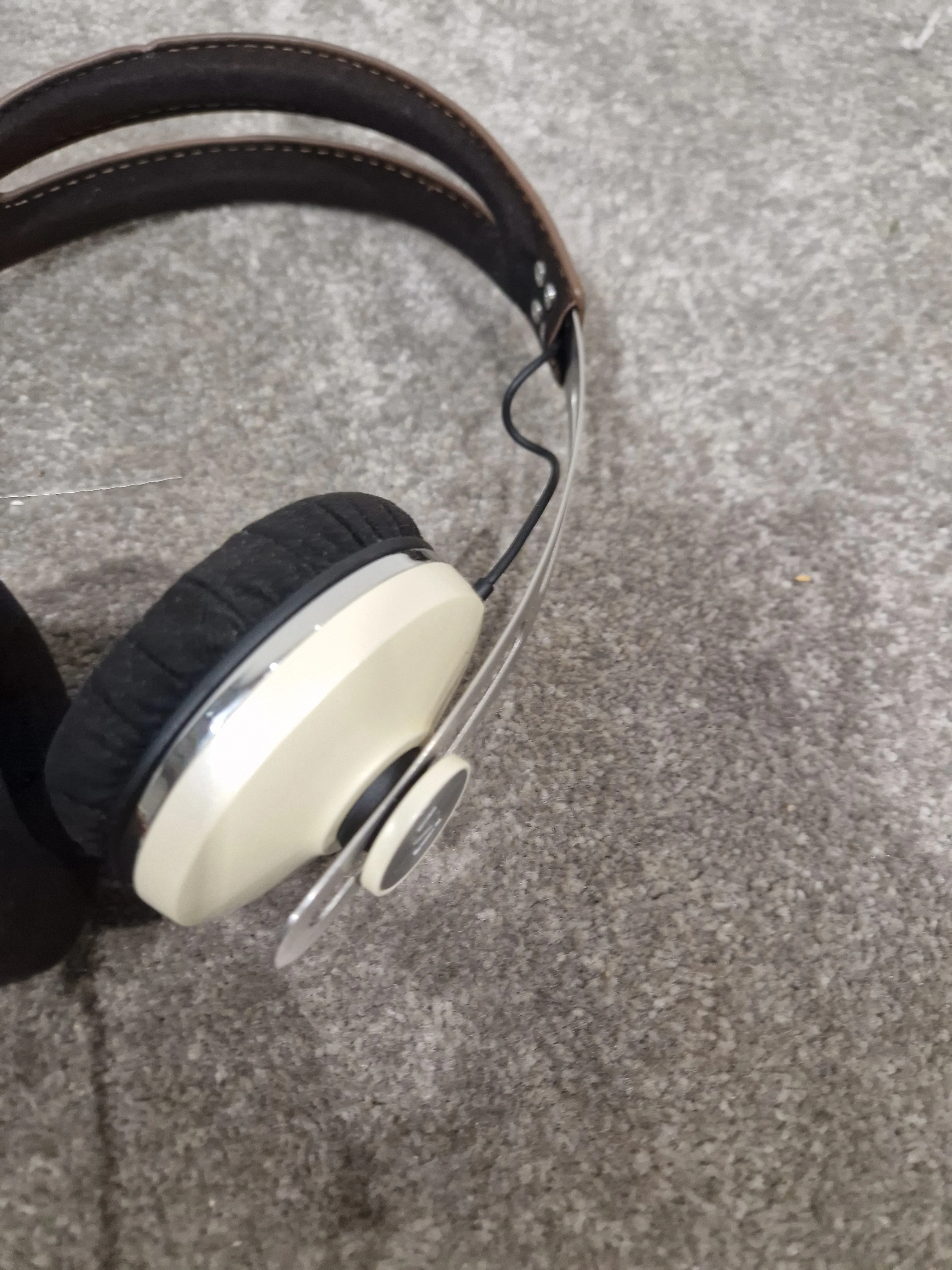 Sennheiser Momentum ON-EAR - IVORY/BLACK Headphones - Premium Sound - Excellent - Image 6