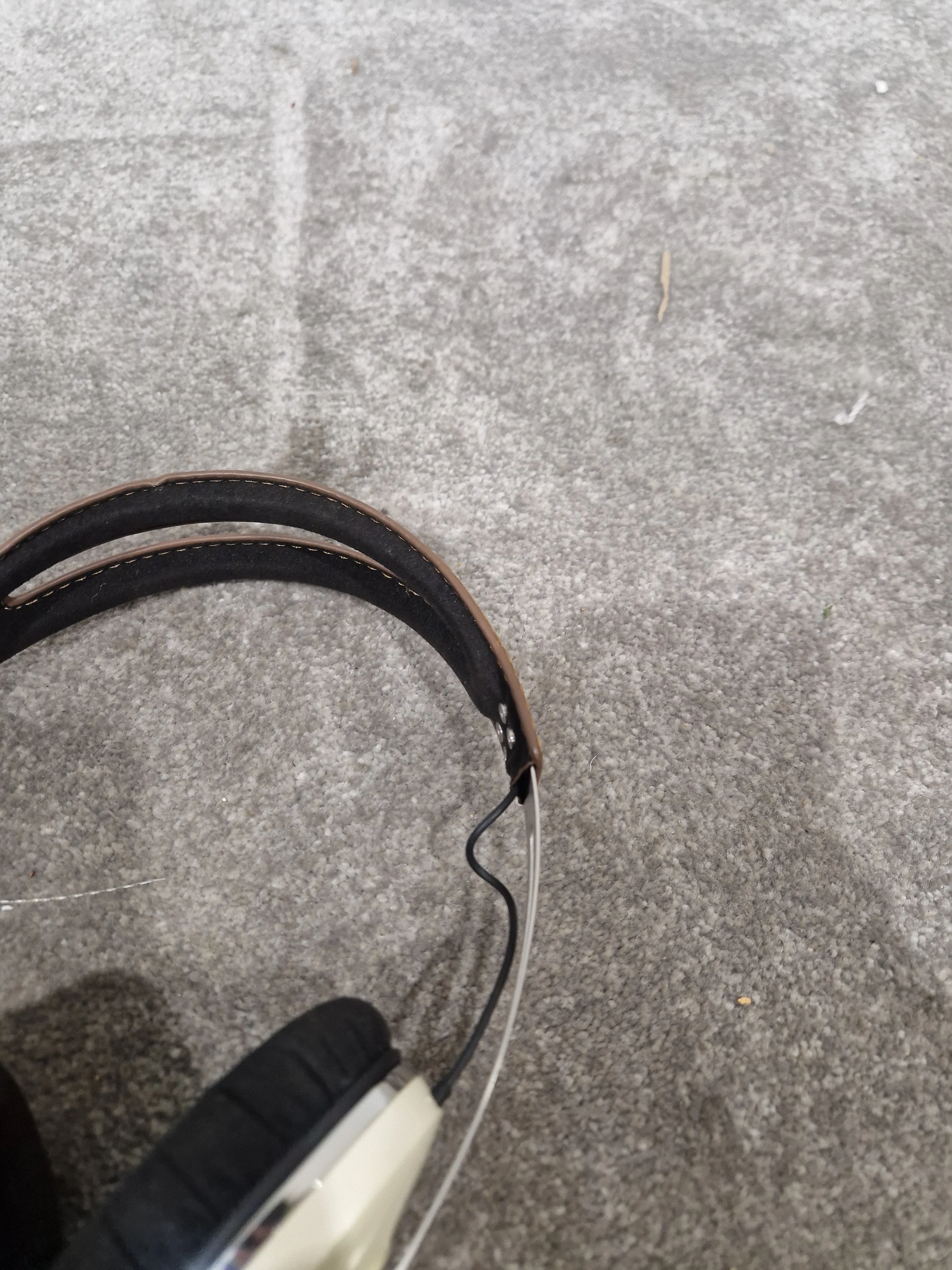 Sennheiser Momentum ON-EAR - IVORY/BLACK Headphones - Premium Sound - Excellent - Image 8
