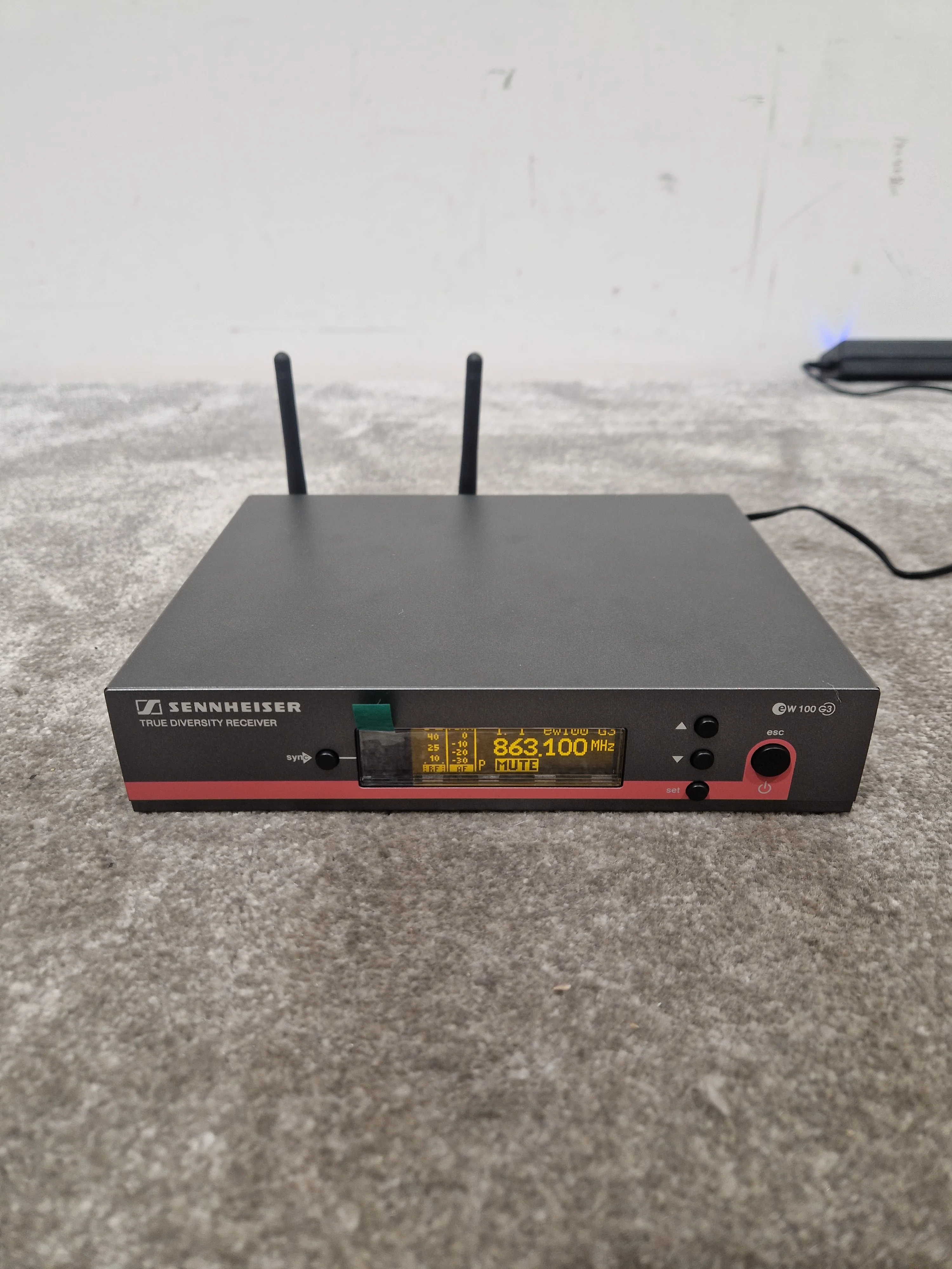 Sennheiser True Diversity Receiver EM100 G3 - Reliable Wireless Solution - Excellent w/ Power Supply & International Plug adapters