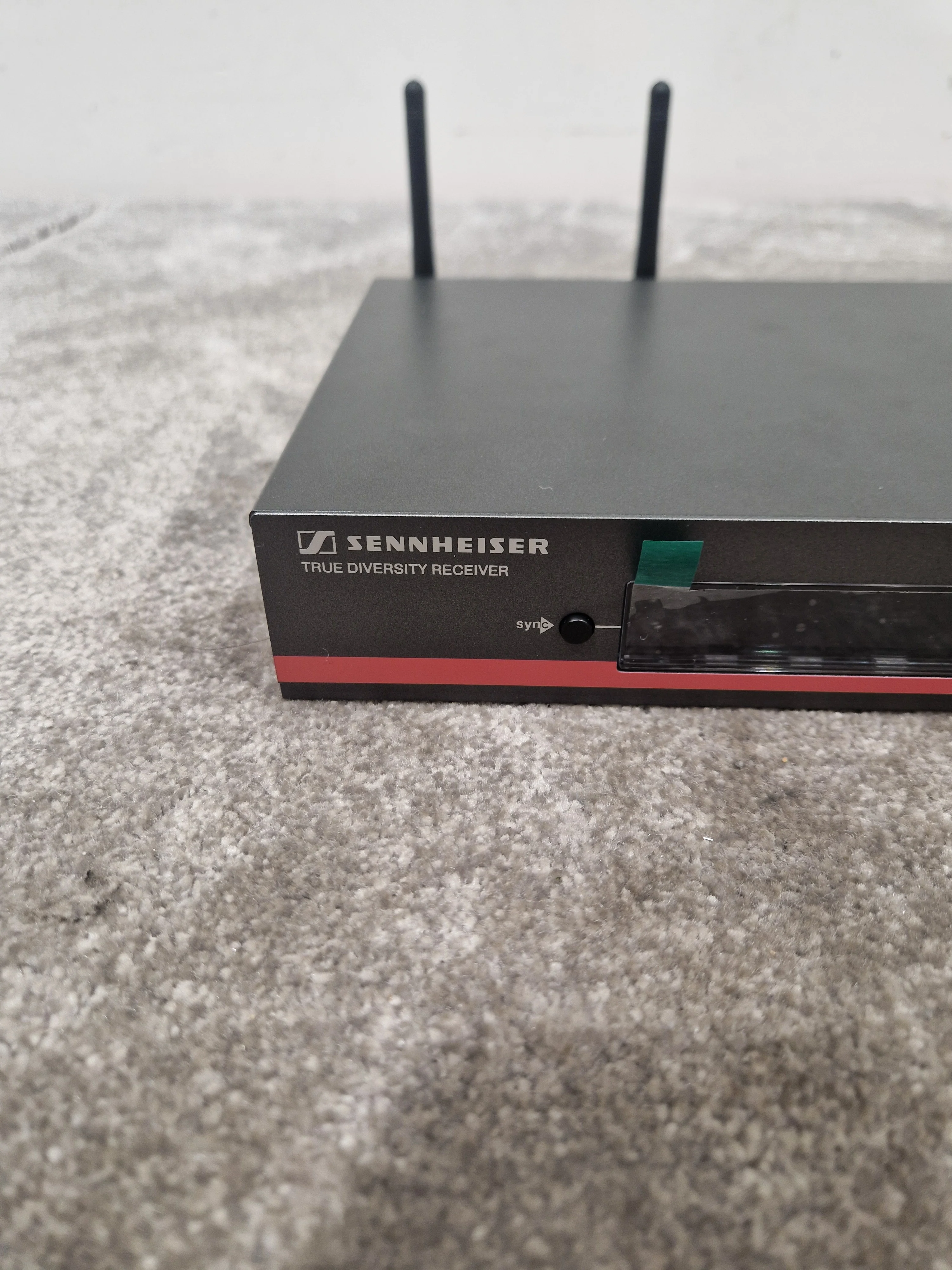 Sennheiser True Diversity Receiver EM100 G3 - Reliable Wireless Solution - Excellent w/ Power Supply & International Plug adapters - Image 4