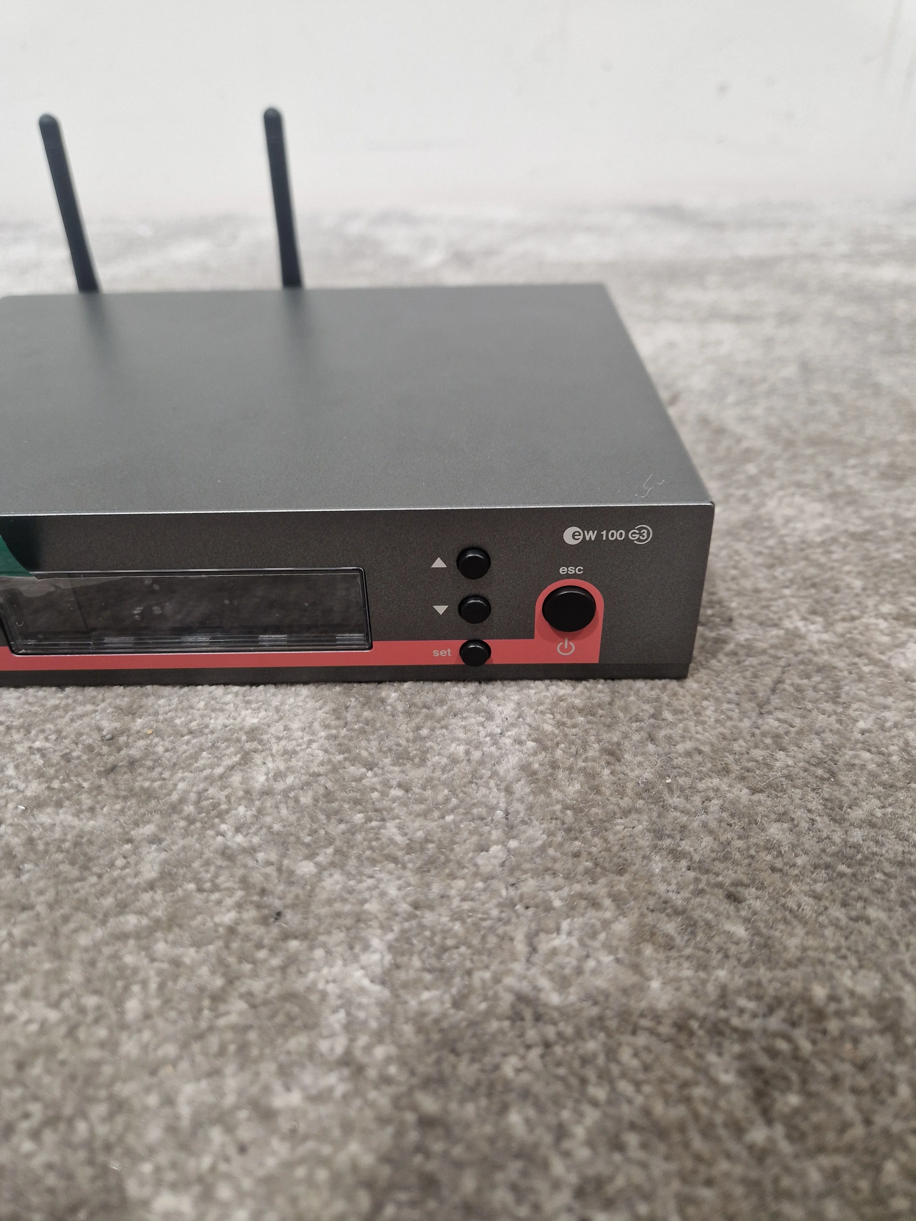 Sennheiser True Diversity Receiver EM100 G3 - Reliable Wireless Solution - Excellent w/ Power Supply & International Plug adapters - Image 5