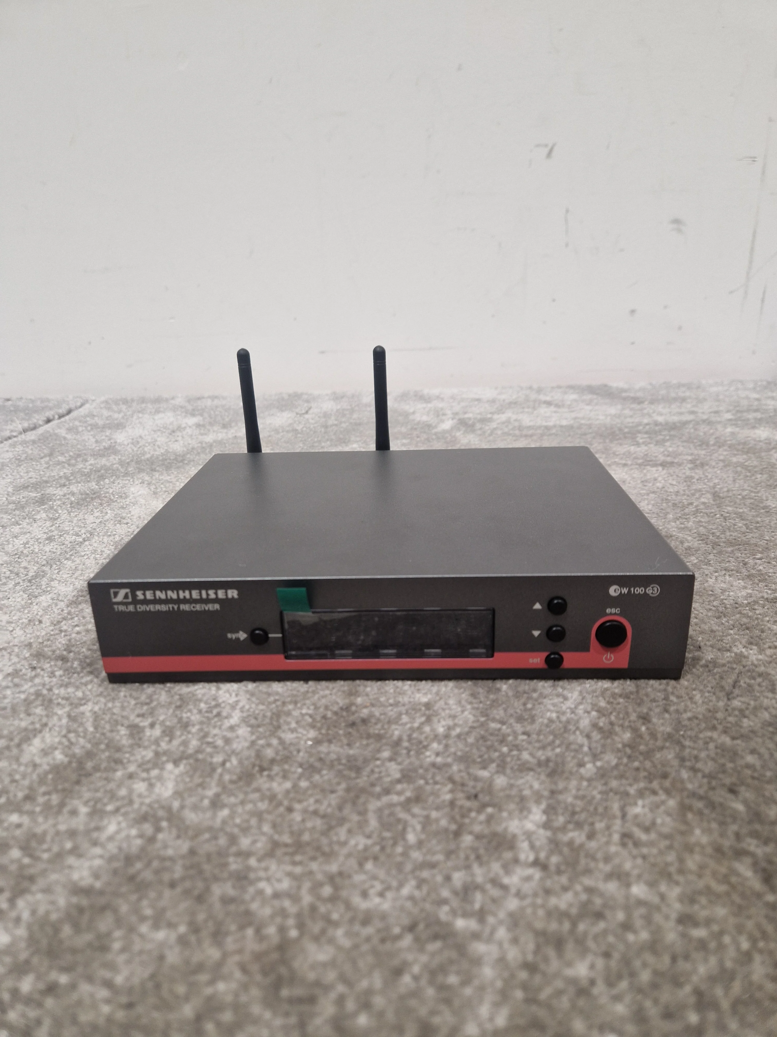 Sennheiser True Diversity Receiver EM100 G3 - Reliable Wireless Solution - Excellent w/ Power Supply & International Plug adapters - Image 8