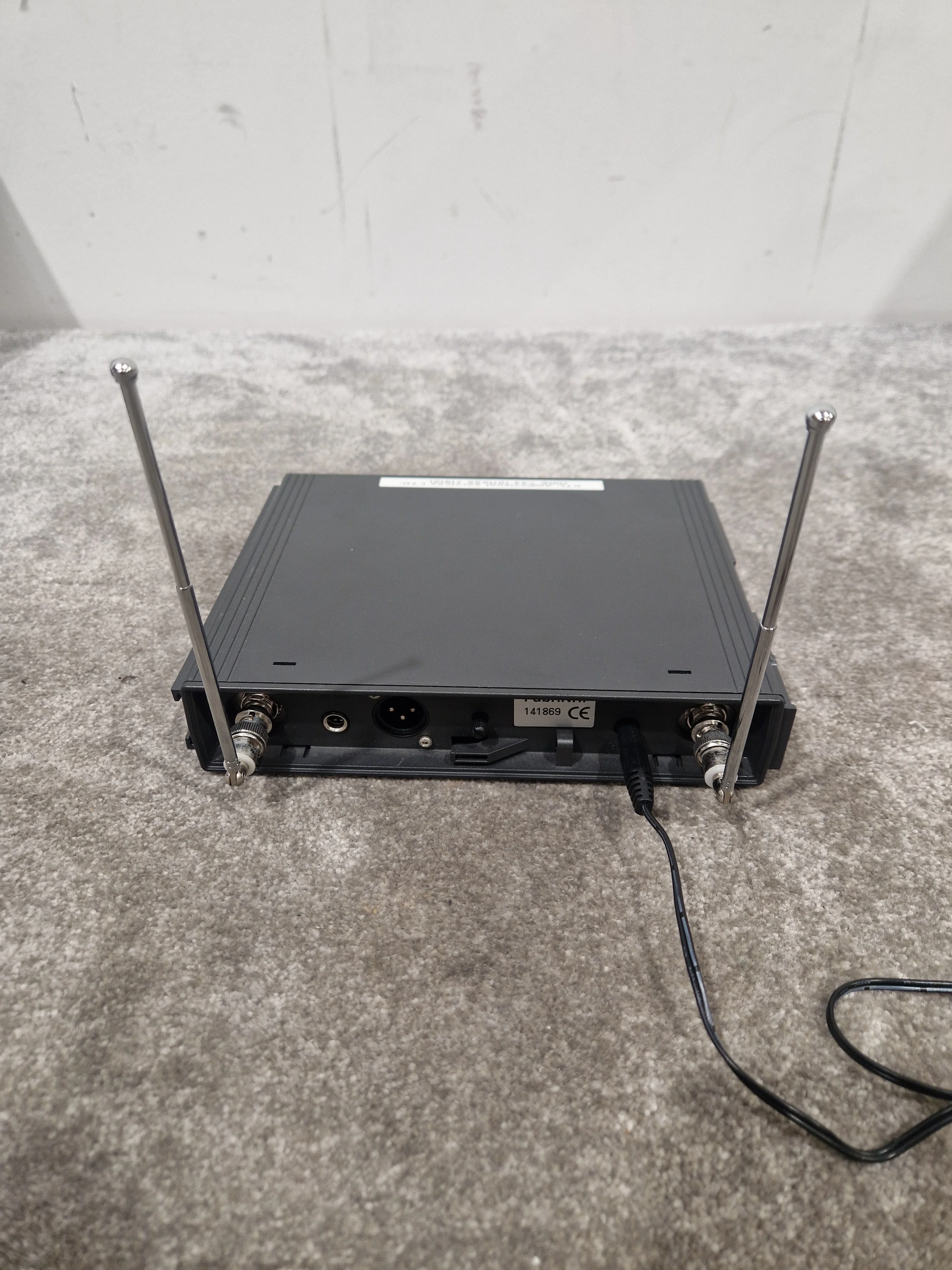 Sennheiser EM1031-V True Diversity Receiver - Professional Audio, True Diversity Technology - Excellent w/ Power Supply & Hard Case & Sennheiser Mic Transmitter - Image 10