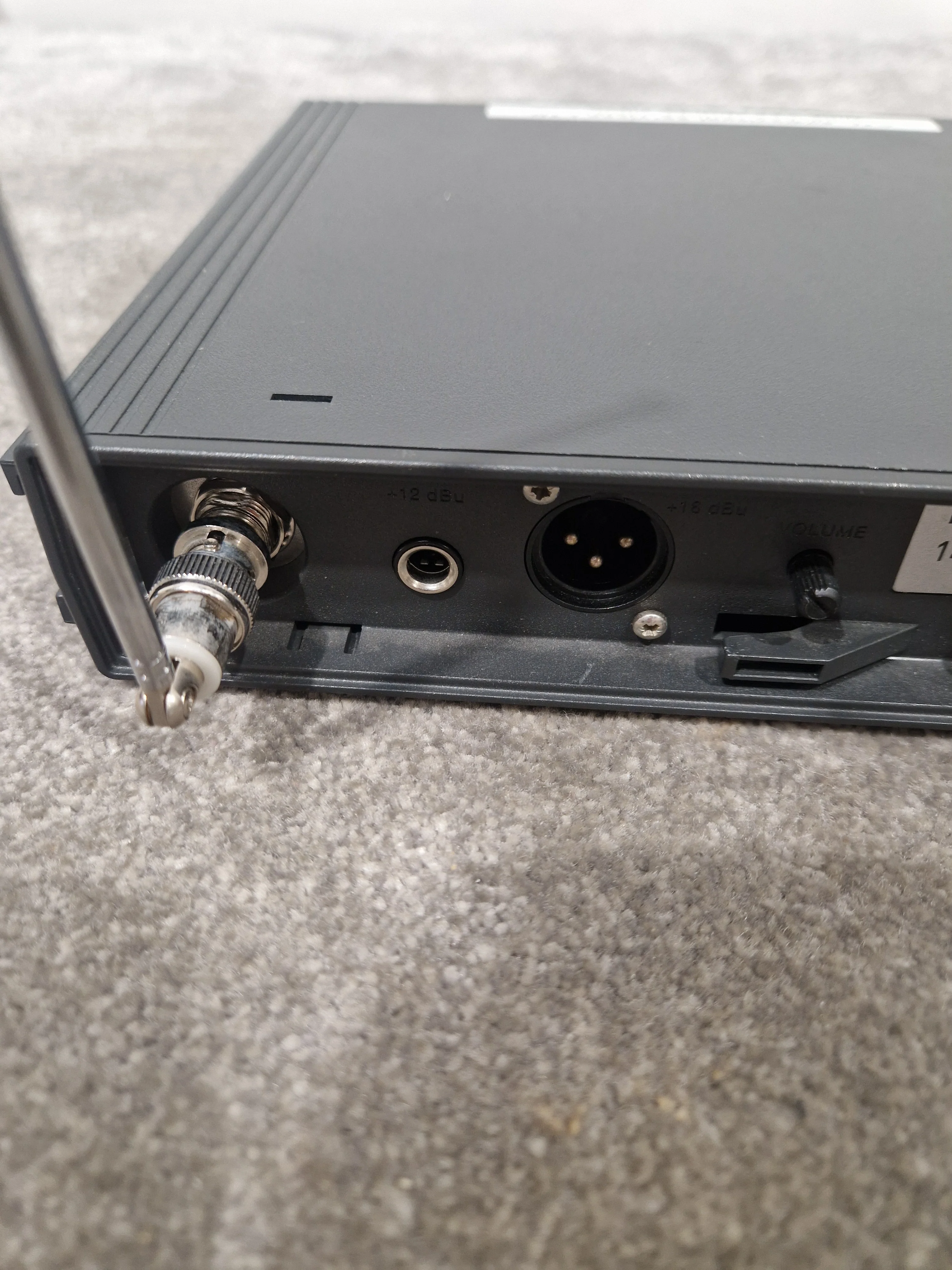 Sennheiser EM1031-V True Diversity Receiver - Professional Audio, True Diversity Technology - Excellent w/ Power Supply & Hard Case & Sennheiser Mic Transmitter - Image 11