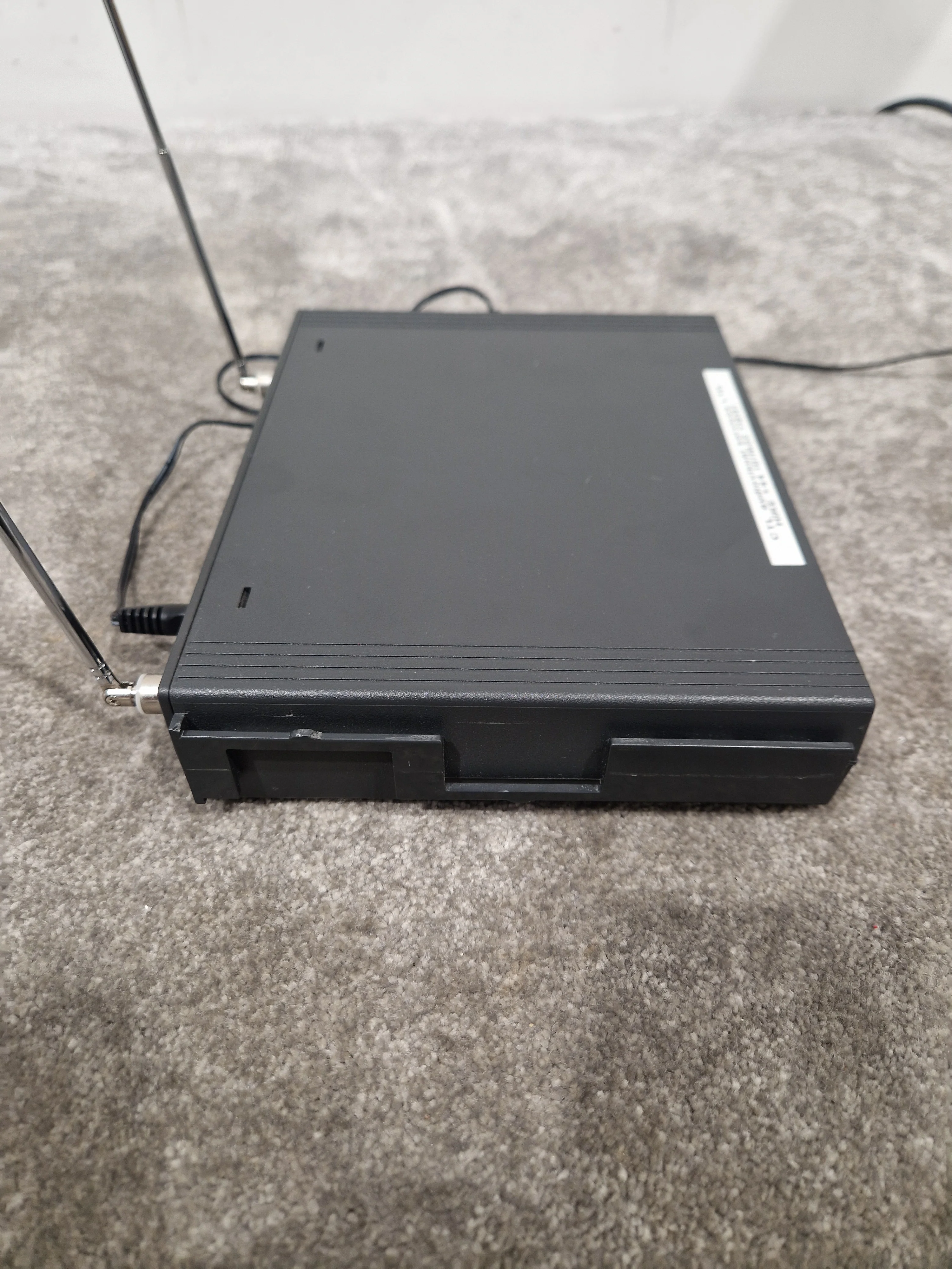 Sennheiser EM1031-V True Diversity Receiver - Professional Audio, True Diversity Technology - Excellent w/ Power Supply & Hard Case & Sennheiser Mic Transmitter - Image 13