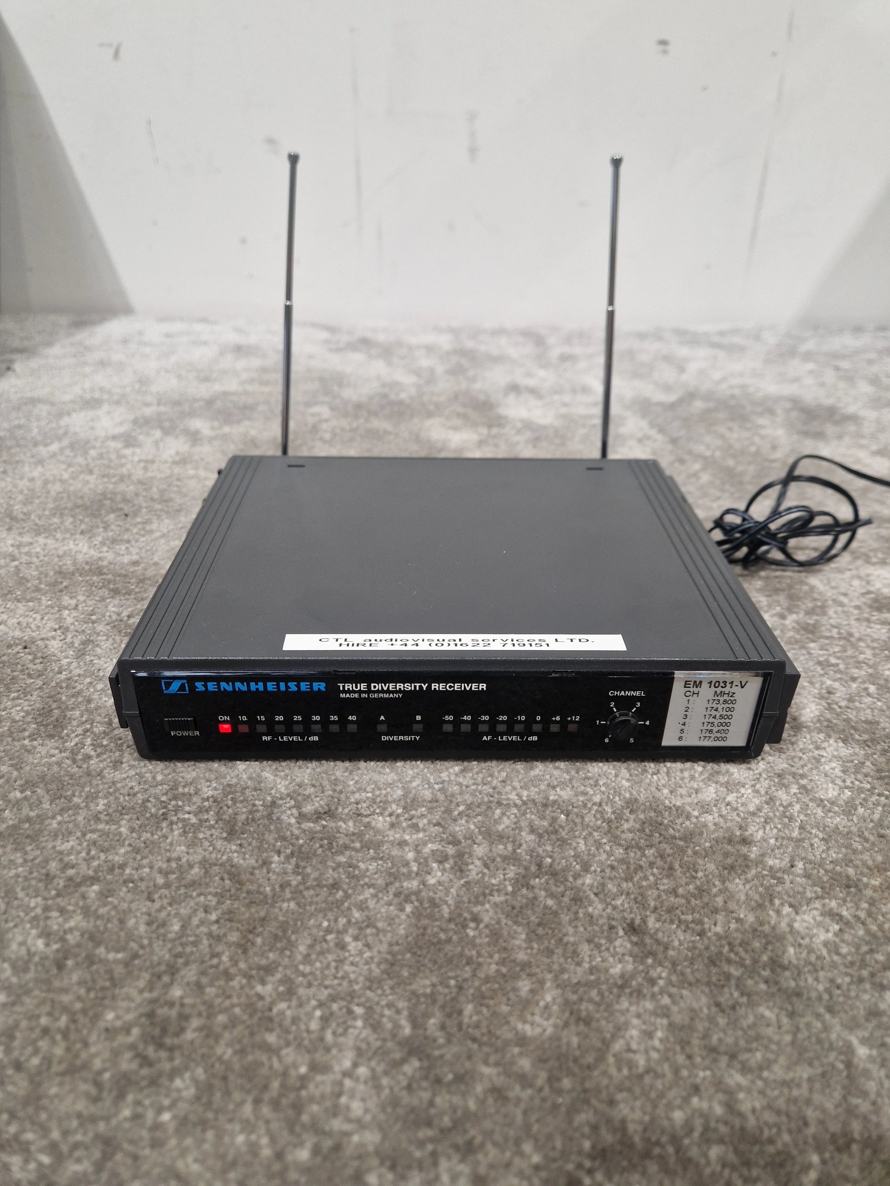 Sennheiser EM1031-V True Diversity Receiver - Professional Audio, True Diversity Technology - Excellent w/ Power Supply & Hard Case & Sennheiser Mic Transmitter - Image 5