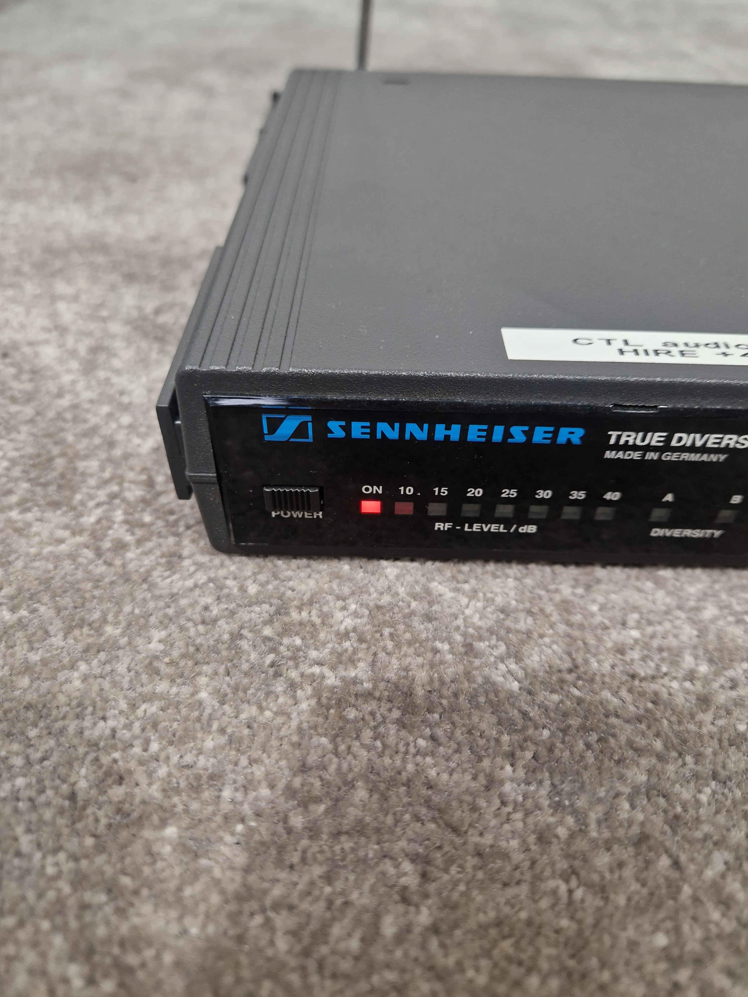 Sennheiser EM1031-V True Diversity Receiver - Professional Audio, True Diversity Technology - Excellent w/ Power Supply & Hard Case & Sennheiser Mic Transmitter - Image 6
