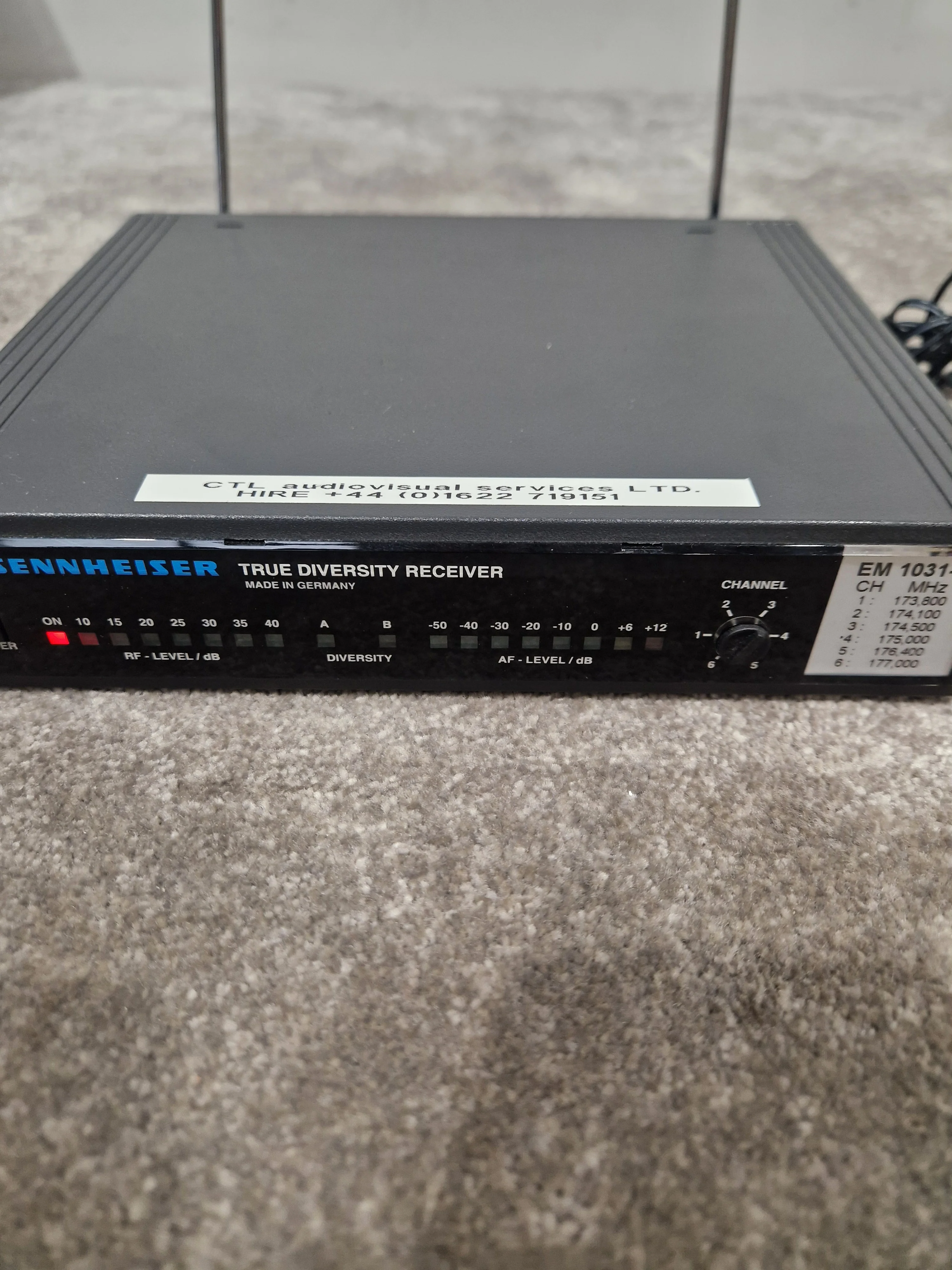Sennheiser EM1031-V True Diversity Receiver - Professional Audio, True Diversity Technology - Excellent w/ Power Supply & Hard Case & Sennheiser Mic Transmitter - Image 8