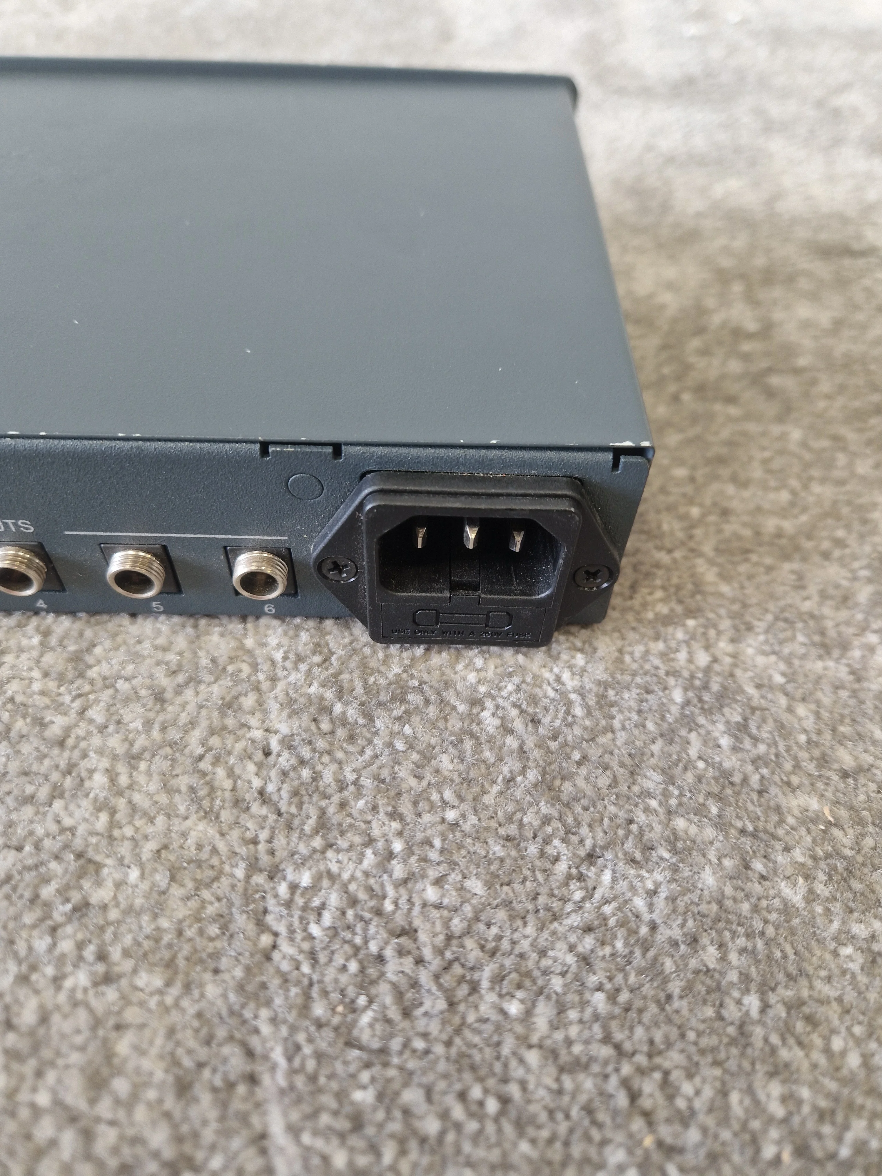 Kramer VA-50P 12V DC Rackmount Power Distributor – Spares or Repair – 6-Port AV Supply Unit - Image 5