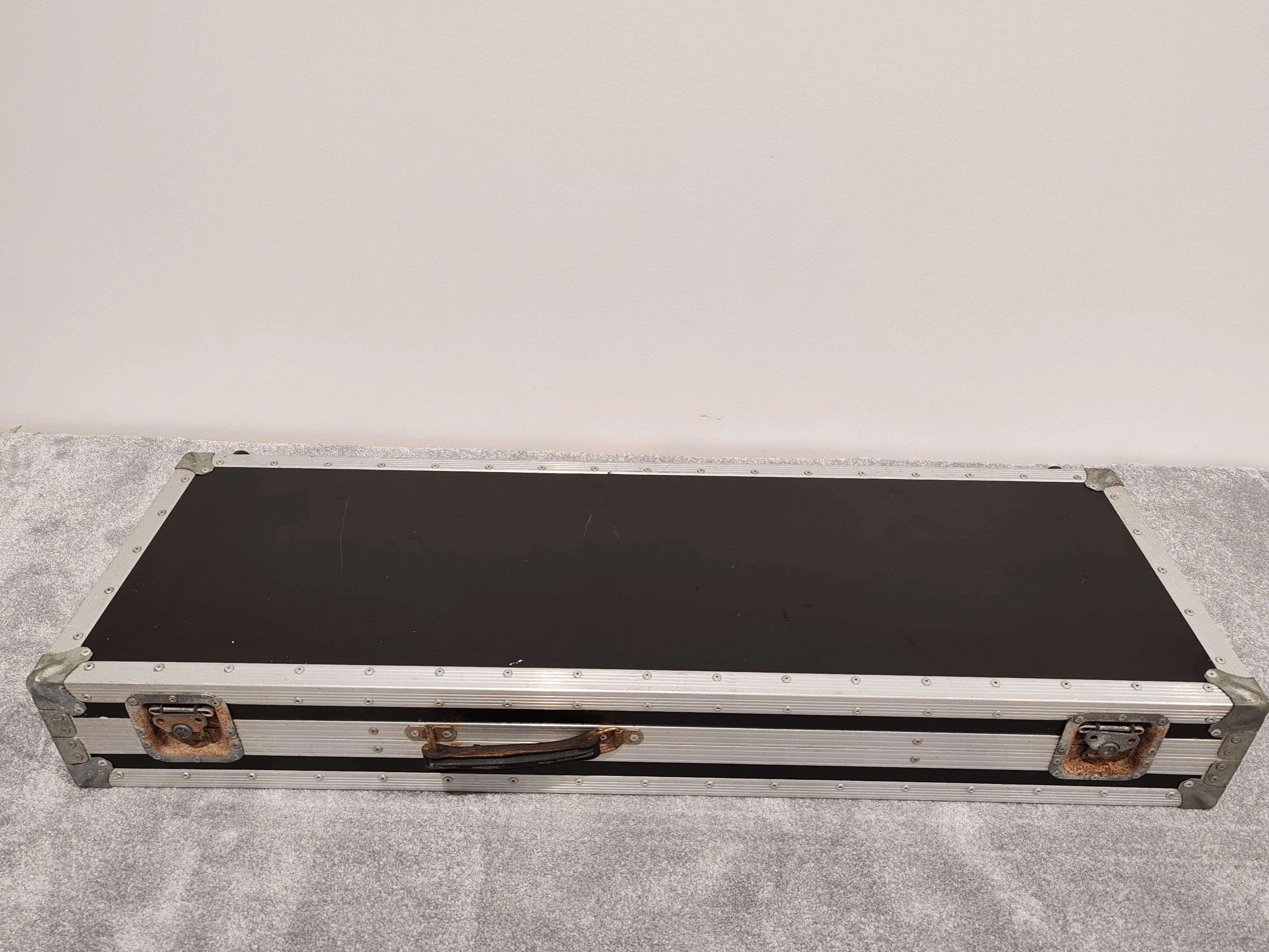 Shepperton Studios Metal Flight Case for Electric Guitar and Bass - Image 3