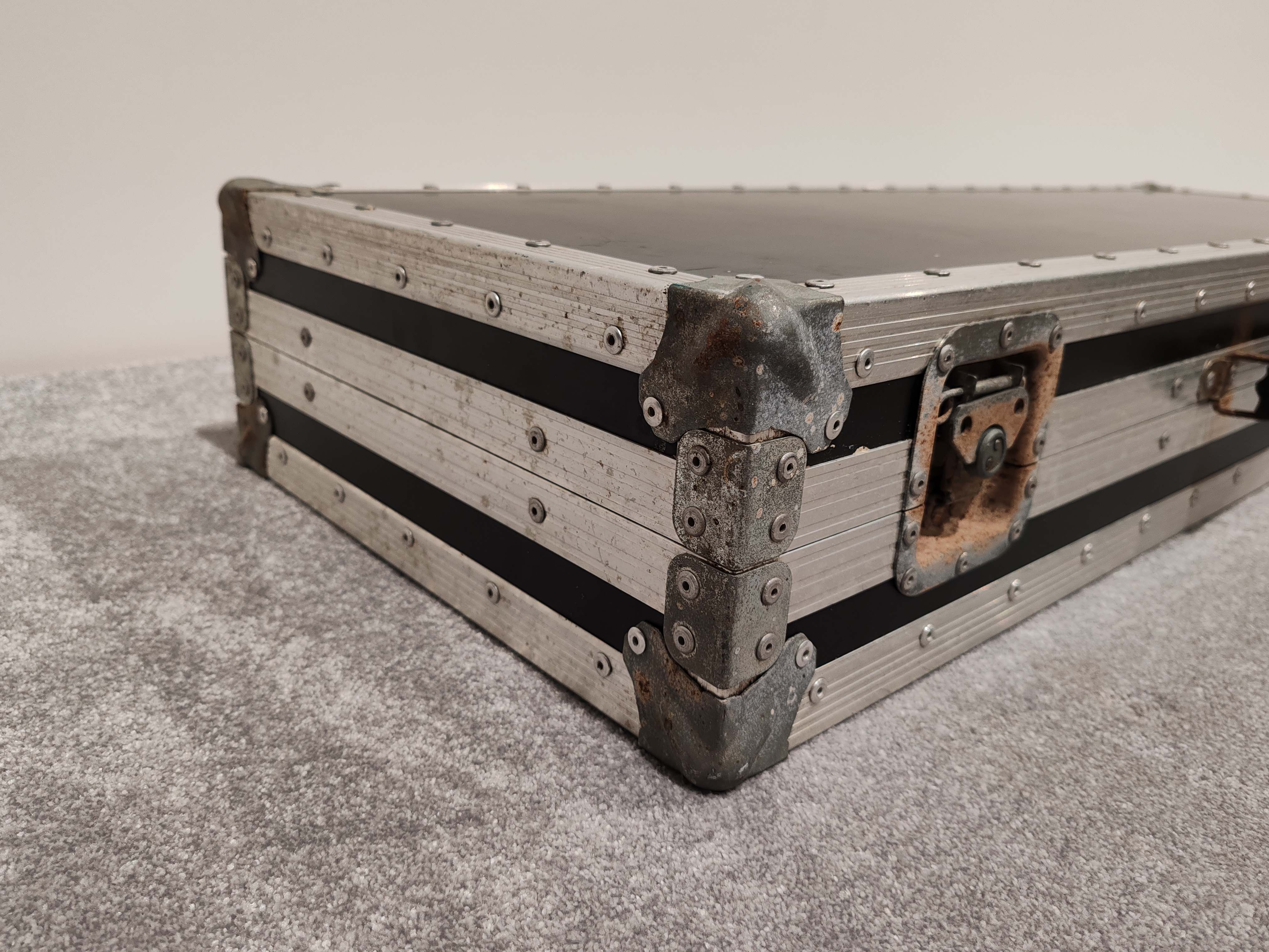 Shepperton Studios Metal Flight Case for Electric Guitar and Bass - Image 4
