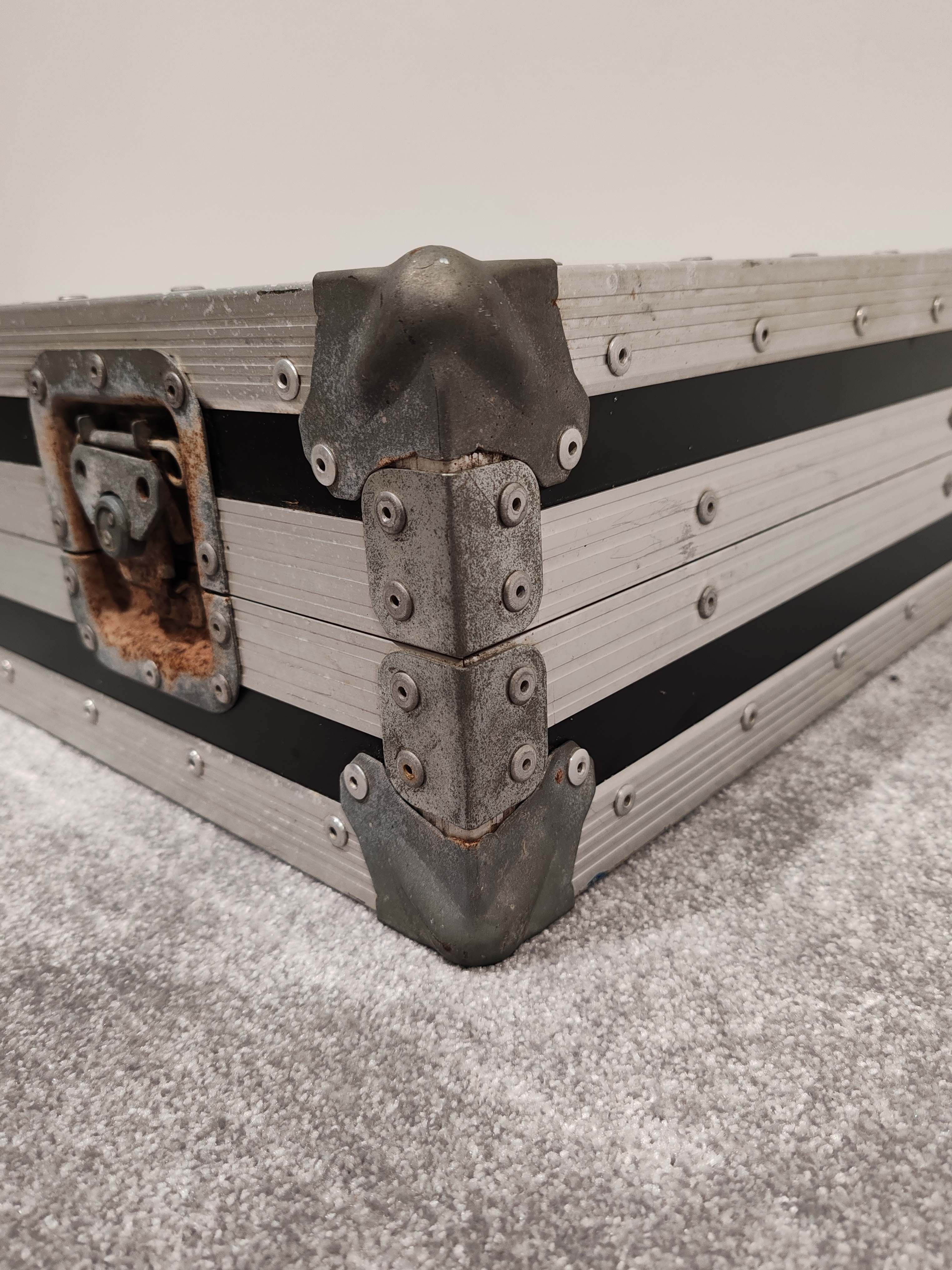 Shepperton Studios Metal Flight Case for Electric Guitar and Bass - Image 5