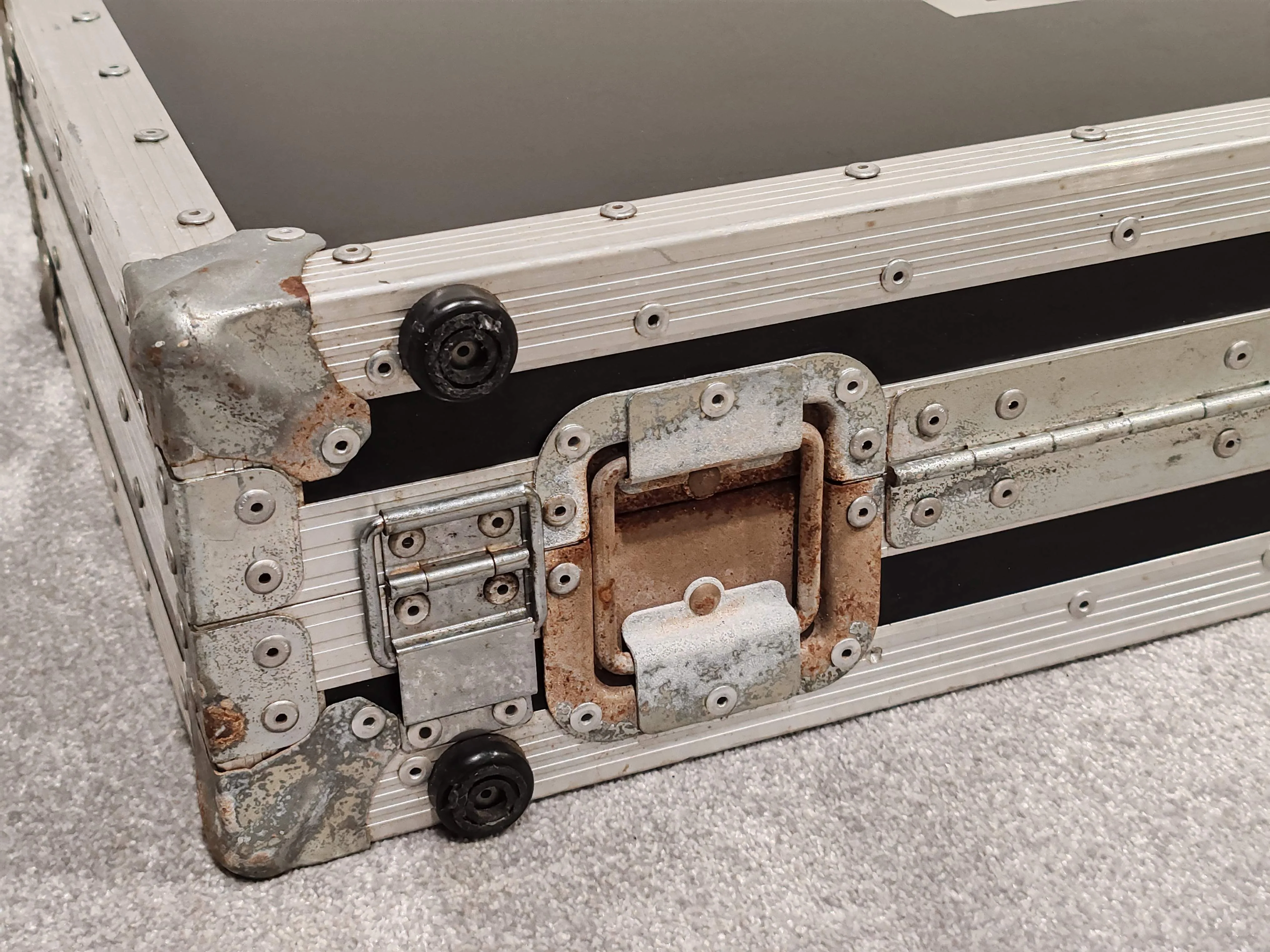 Shepperton Studios Metal Flight Case for Electric Guitar and Bass - Image 6