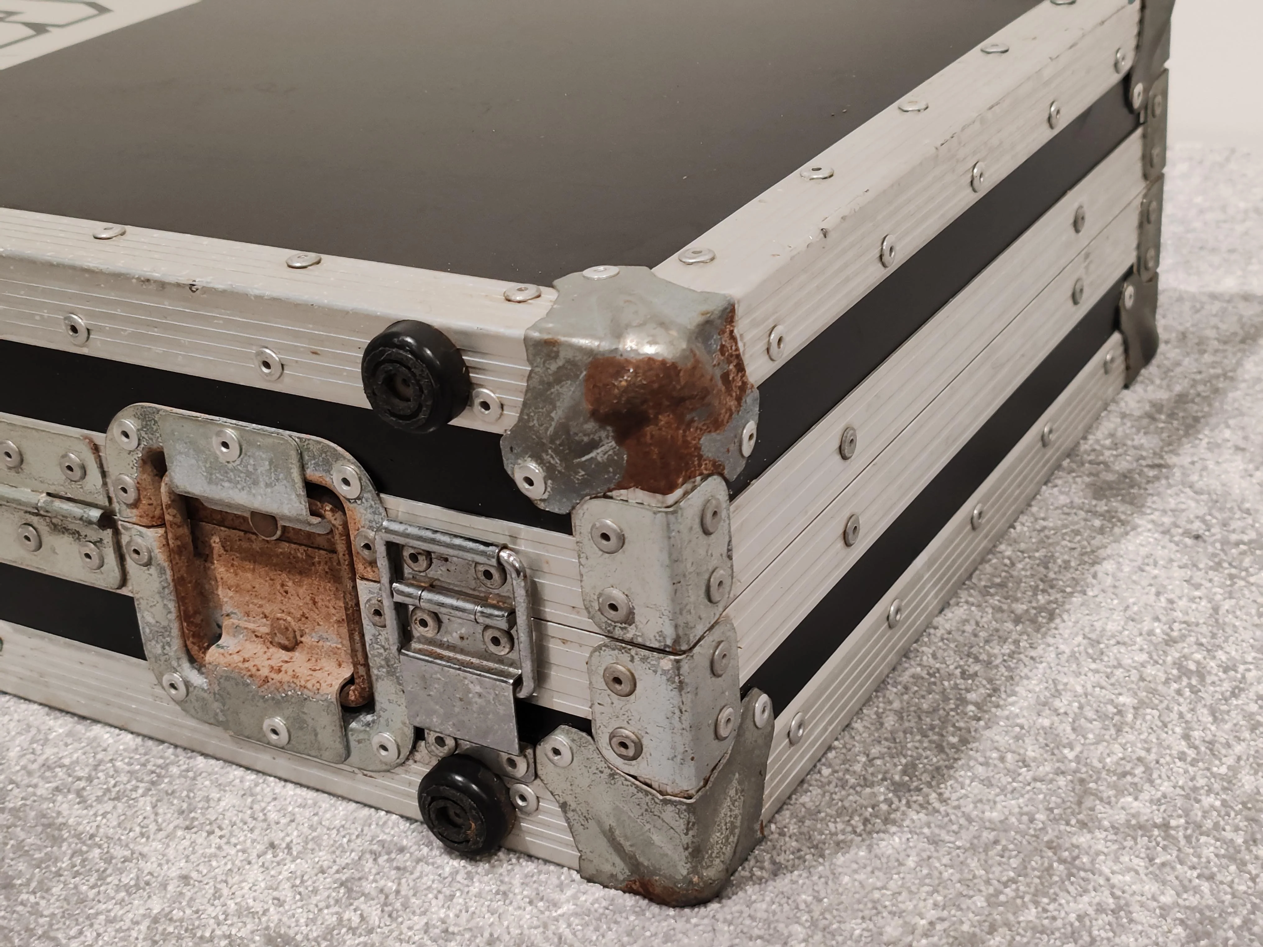 Shepperton Studios Metal Flight Case for Electric Guitar and Bass - Image 7