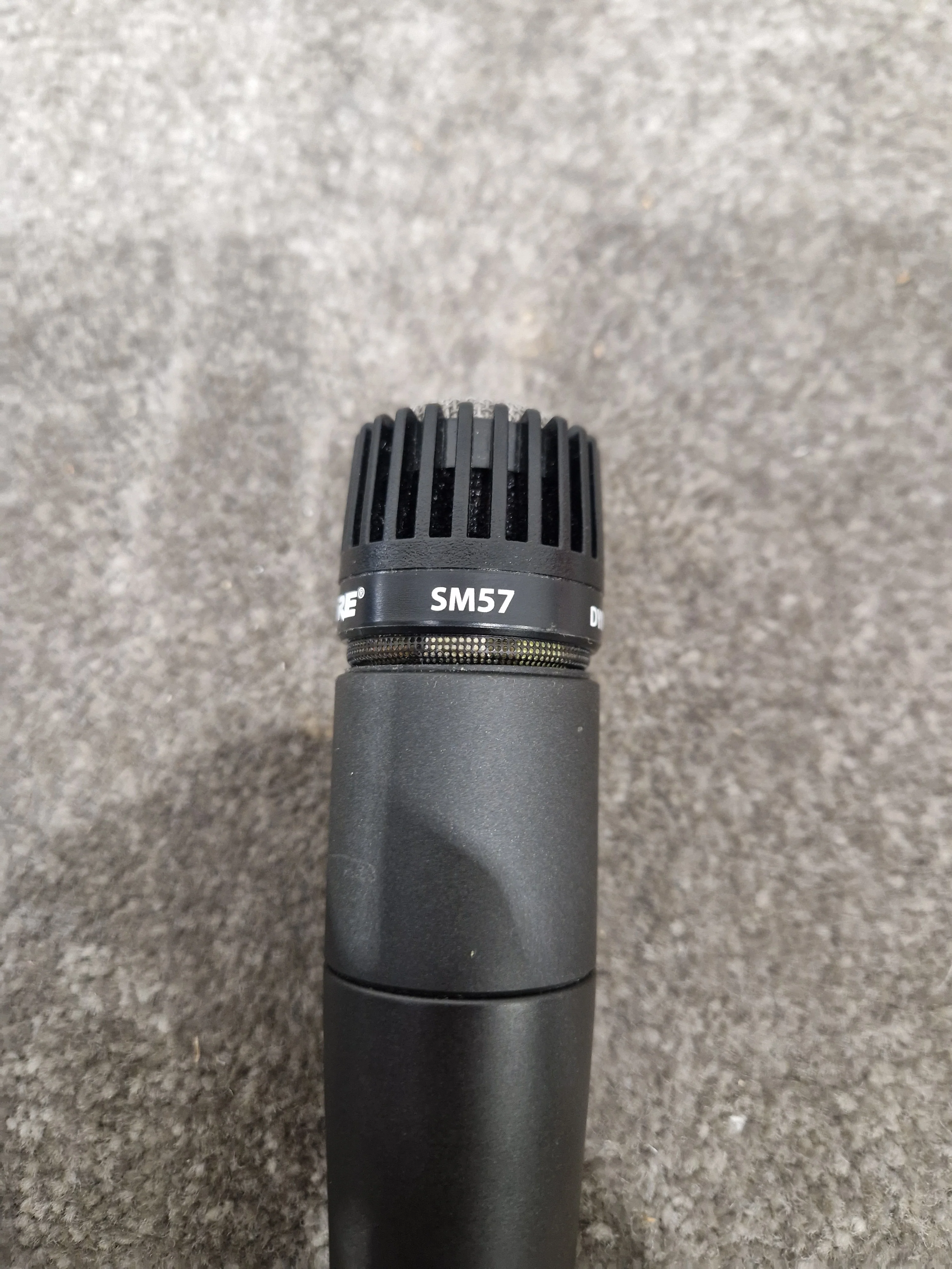 Shure SM57 Dynamic Microphone - Cardioid Polar Pattern, Durable Build - Very Good w/ Soft Case & Mic holder mic cover - Image 4