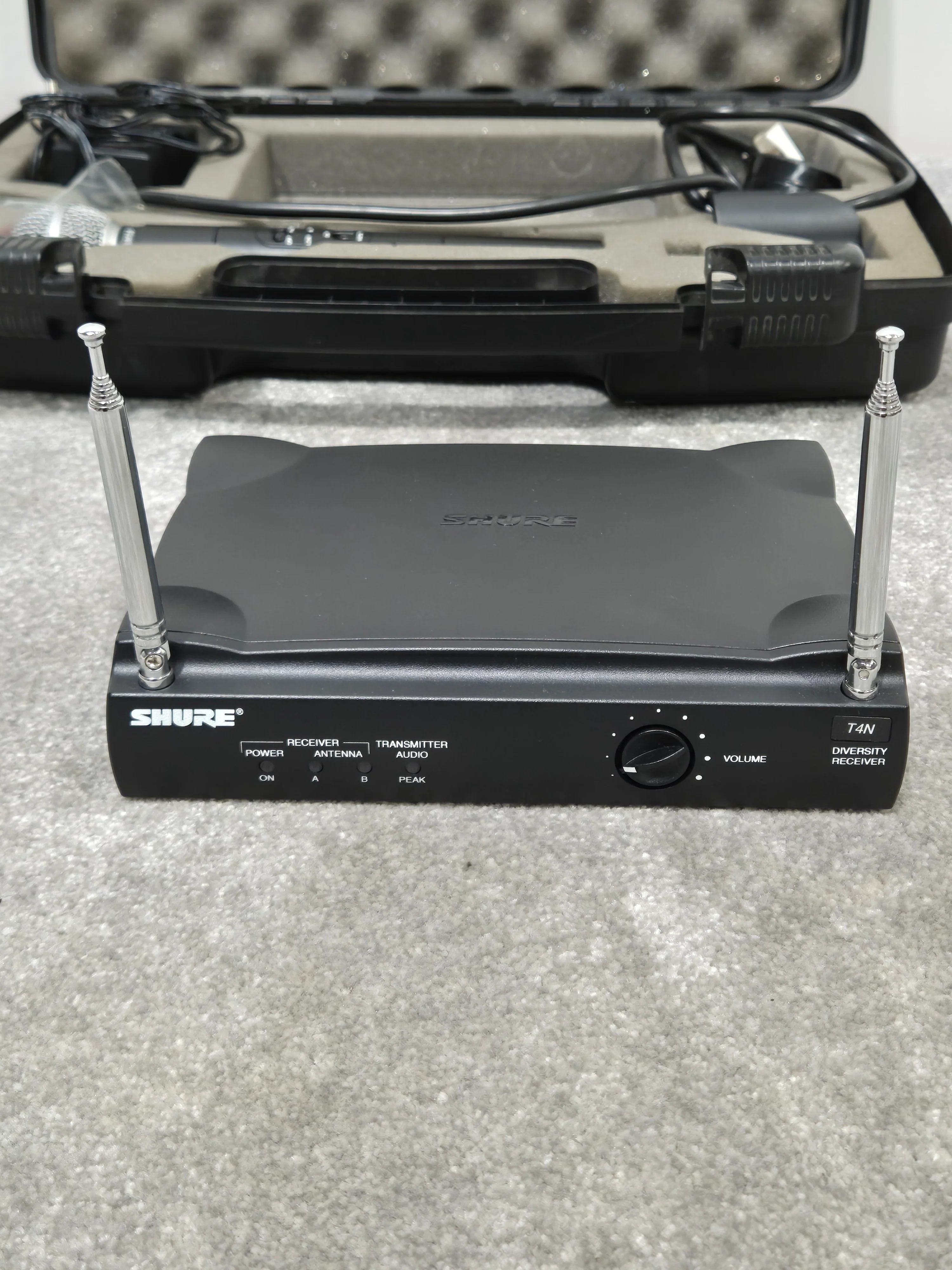 Shure T4N/SM58 -  Wireless Microphone System w/ Case - Excellent - Image 3