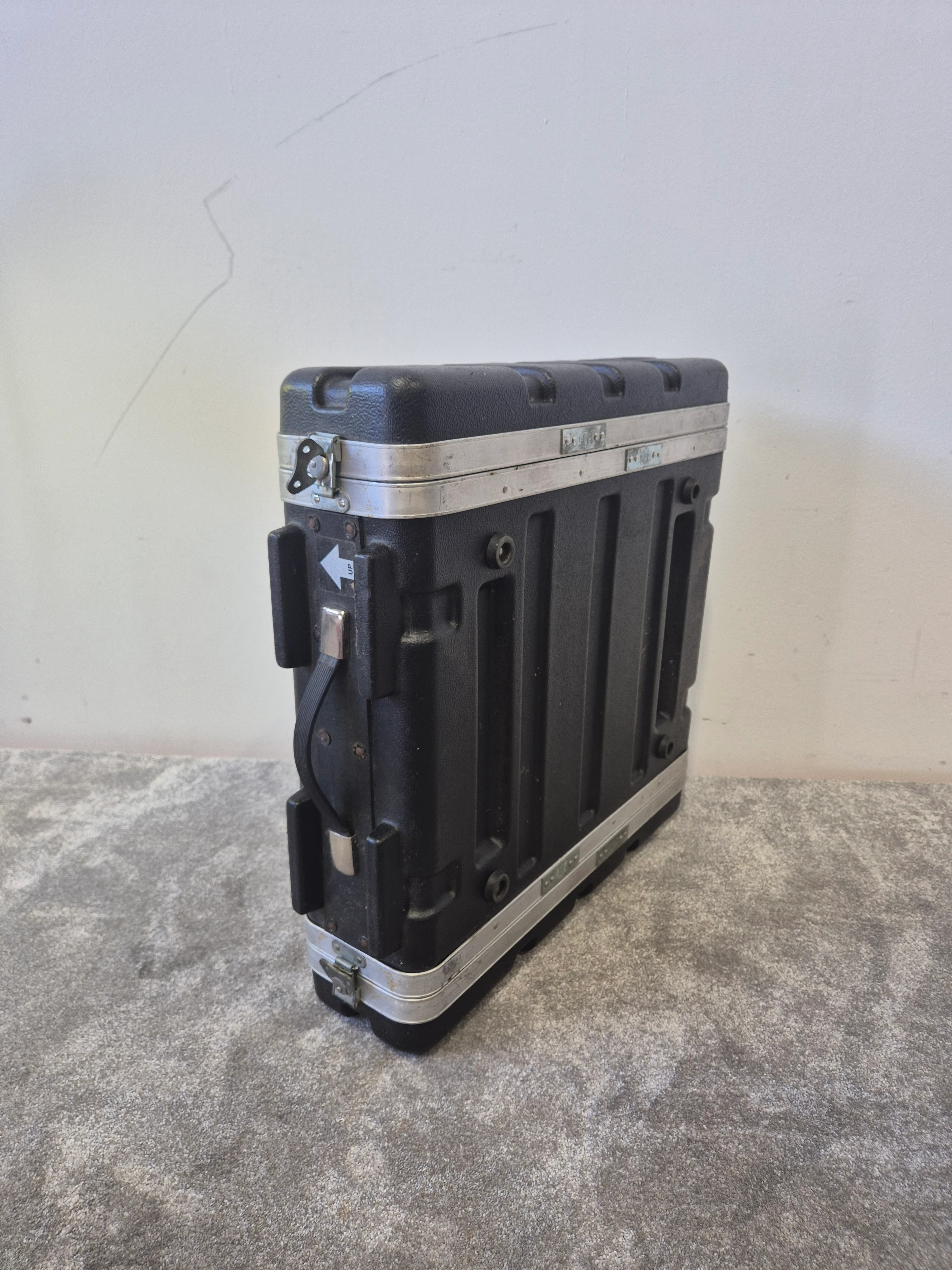 SKB 2u Plastic/Metal Rack Mount Flight Case - Very Good - Image 2