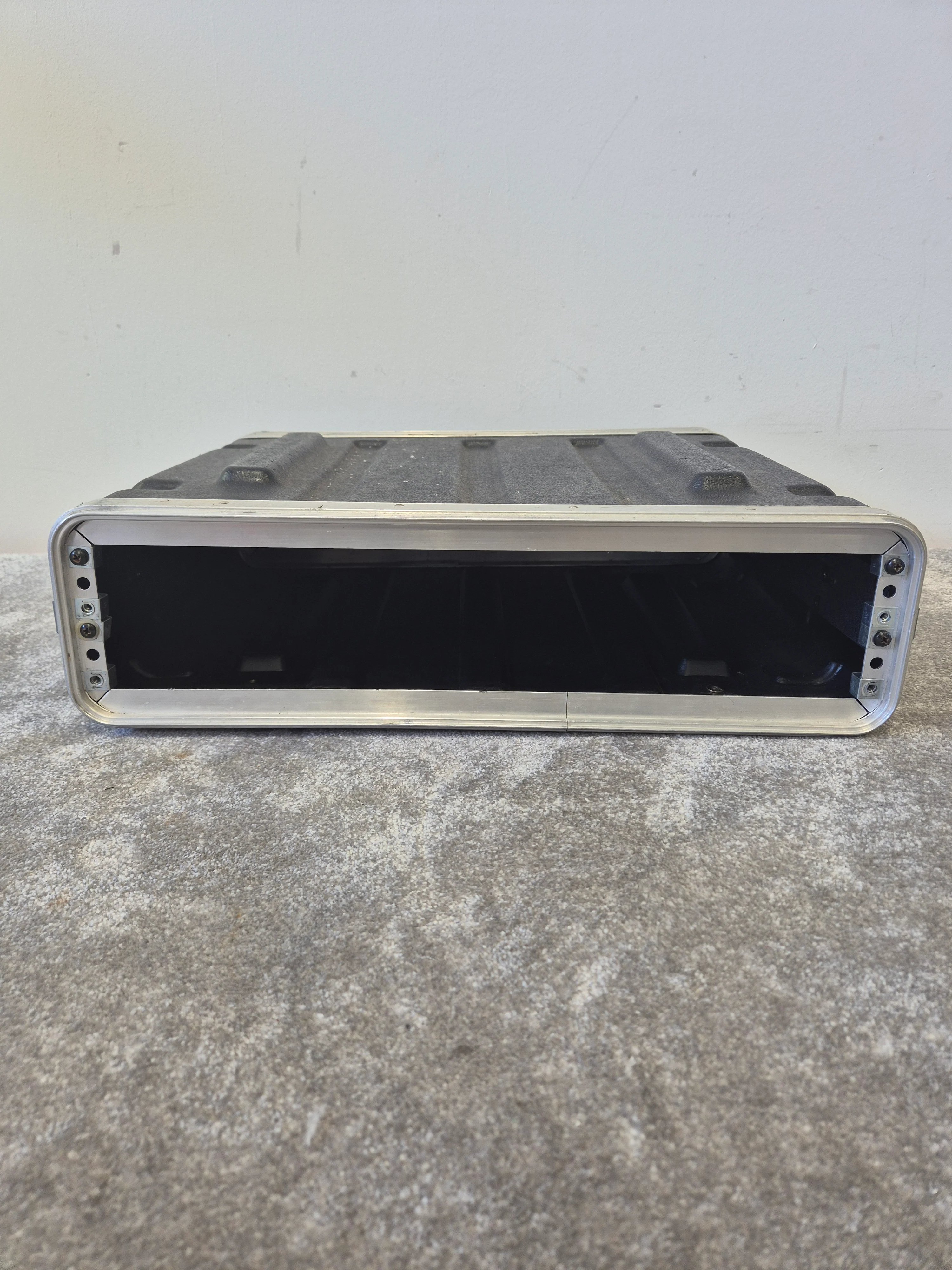 SKB 2u Plastic/Metal Rack Mount Flight Case - Very Good - Image 3