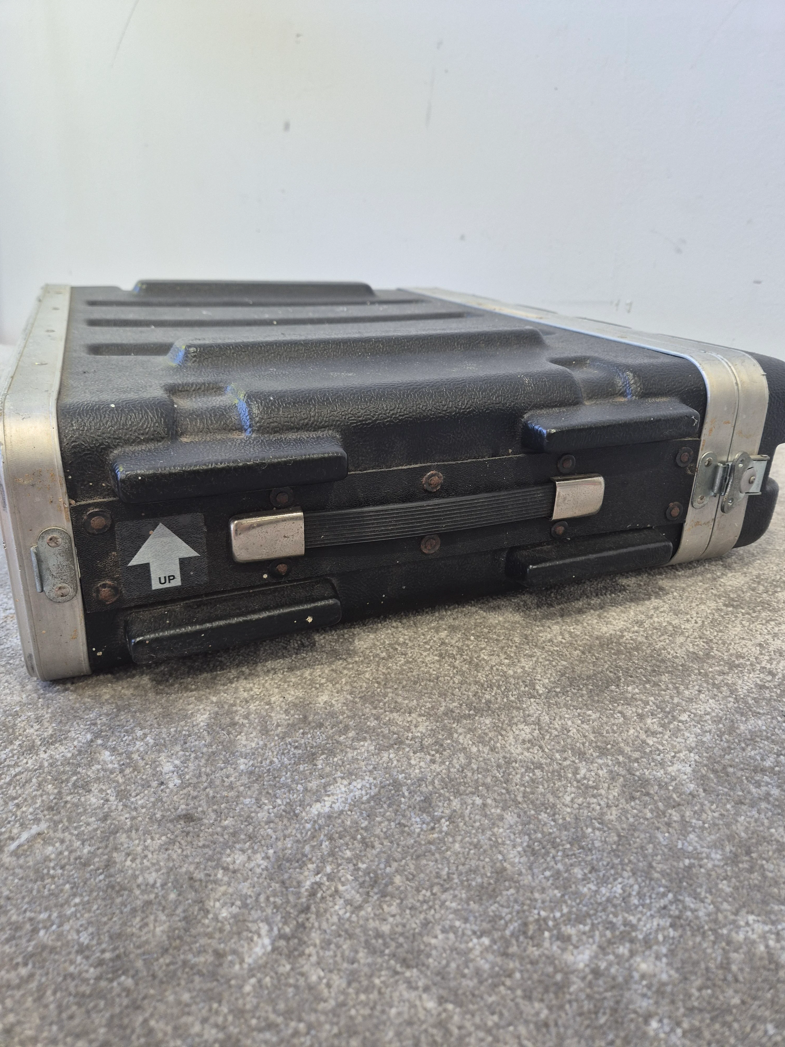SKB 2u Plastic/Metal Rack Mount Flight Case - Very Good - Image 4
