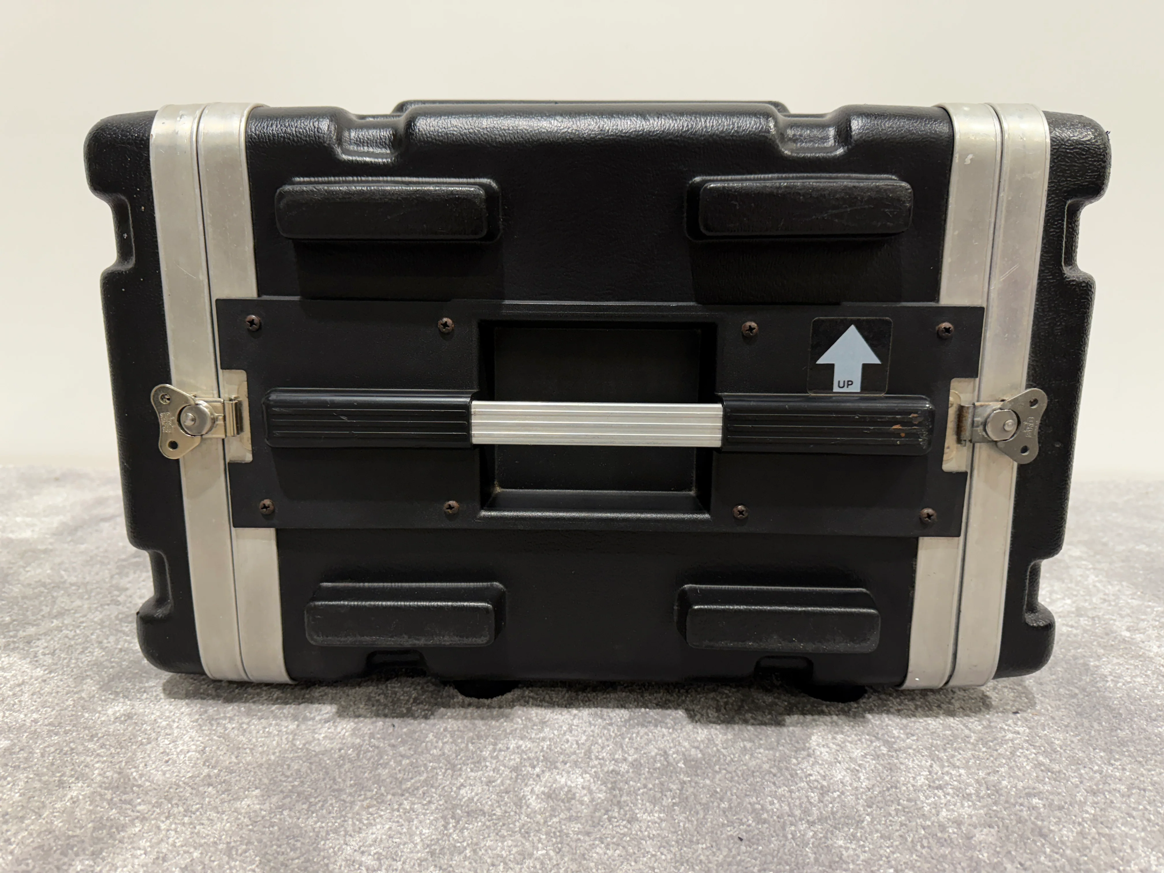 SKB 4u Plastic / Metal Rack Mount Flight Case - Image 10