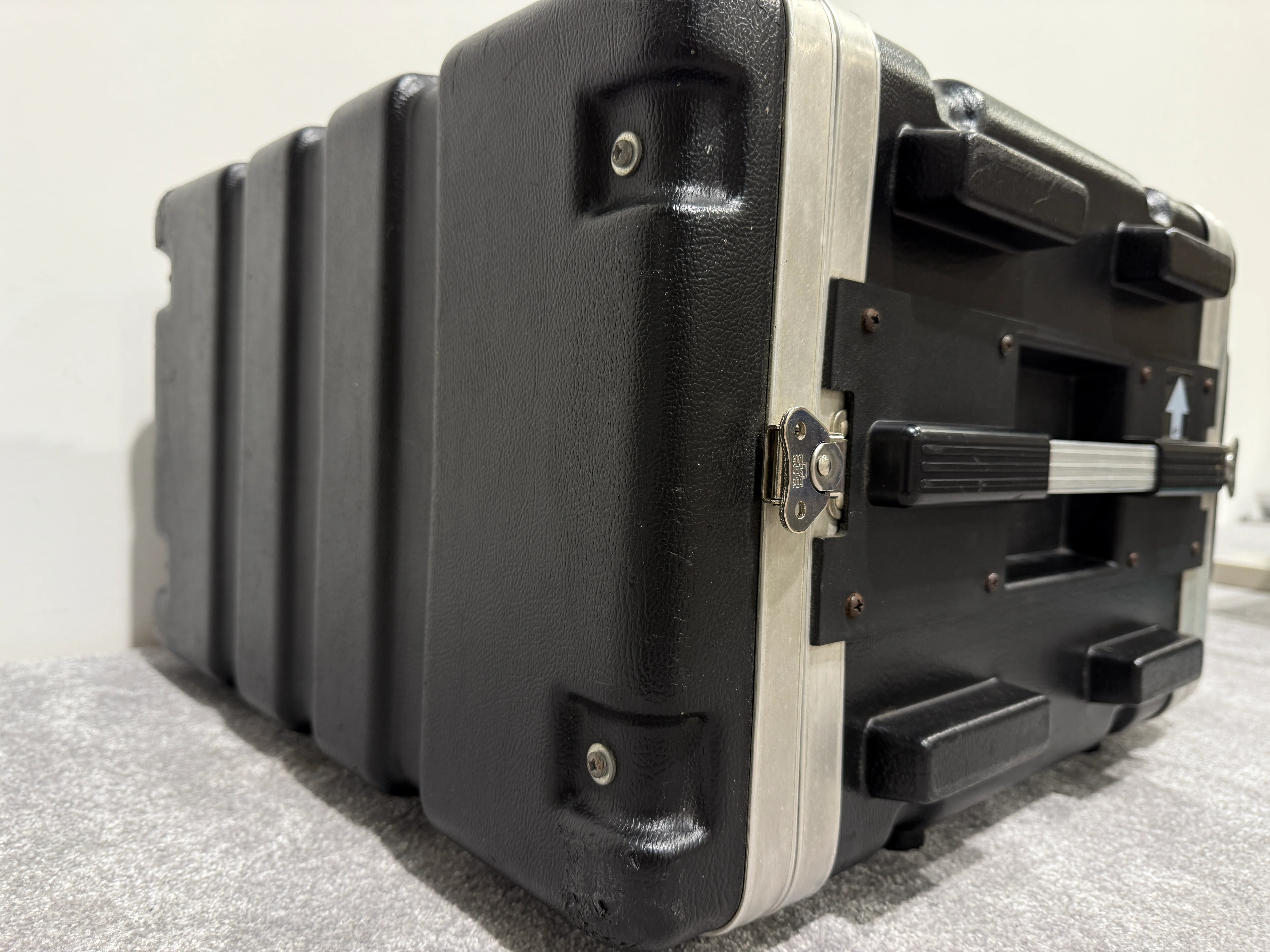 SKB 4u Plastic / Metal Rack Mount Flight Case - Image 11