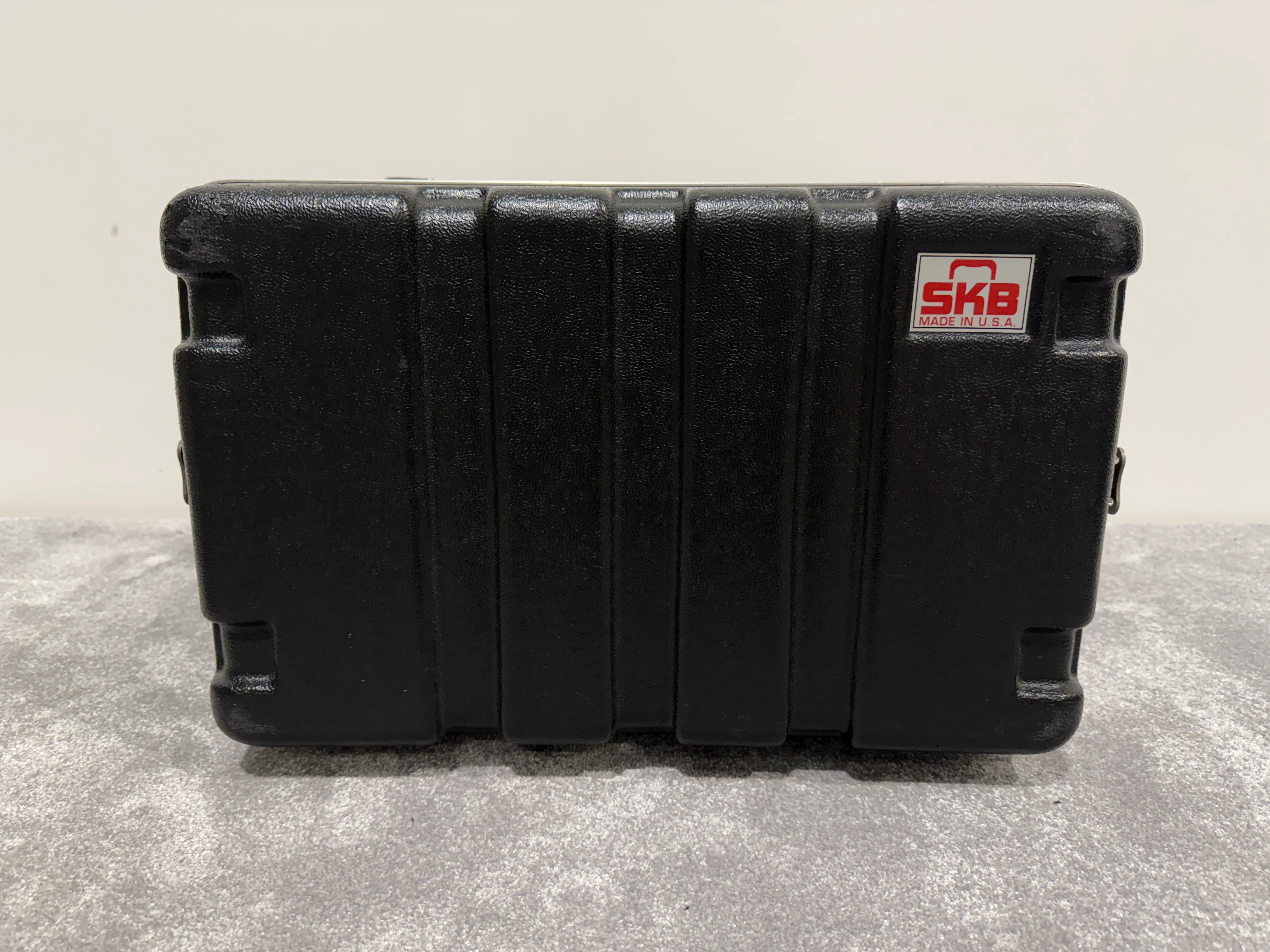 SKB 4u Plastic / Metal Rack Mount Flight Case - Image 3