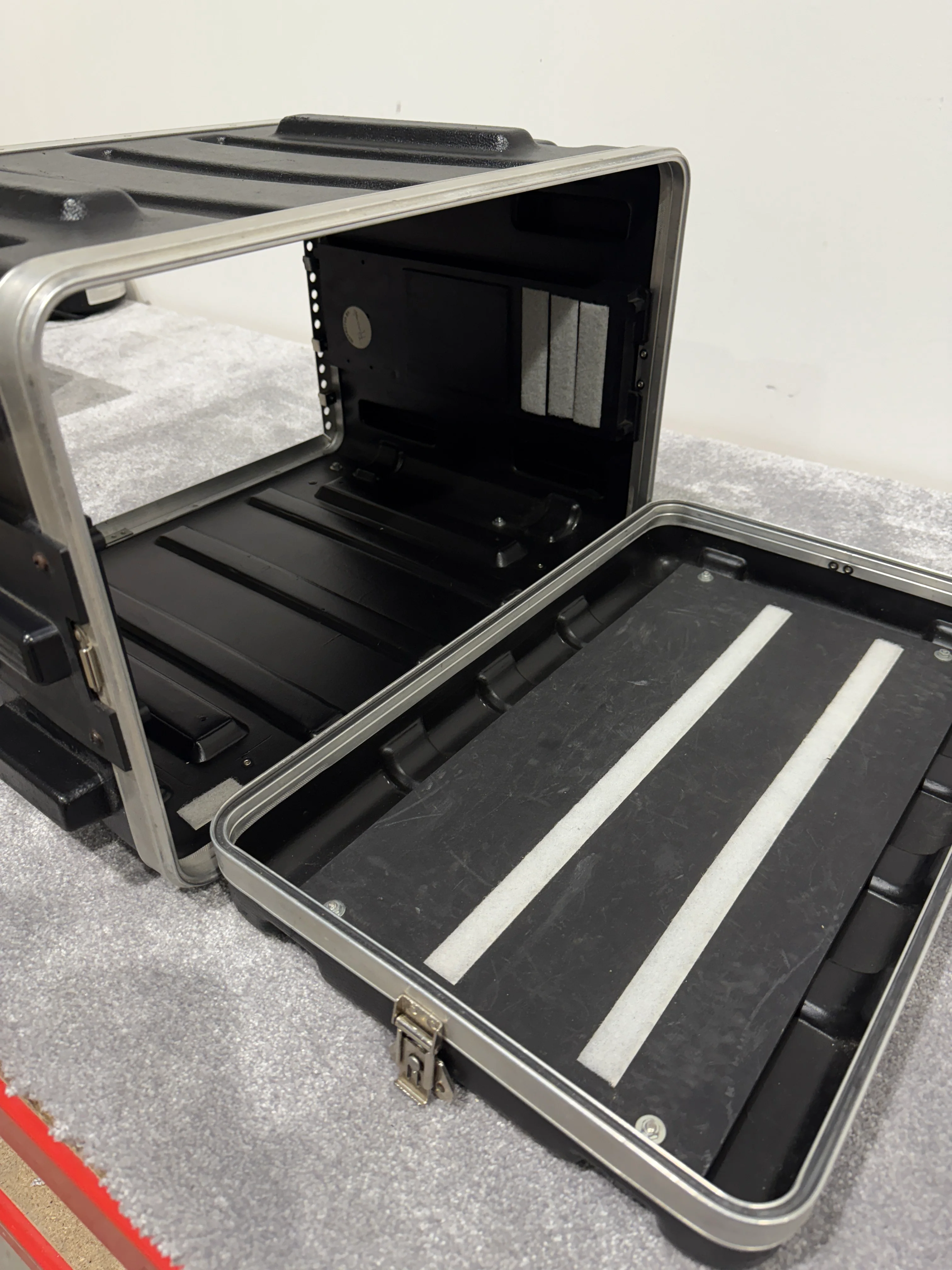 SKB 4u Plastic / Metal Rack Mount Flight Case - Image 4