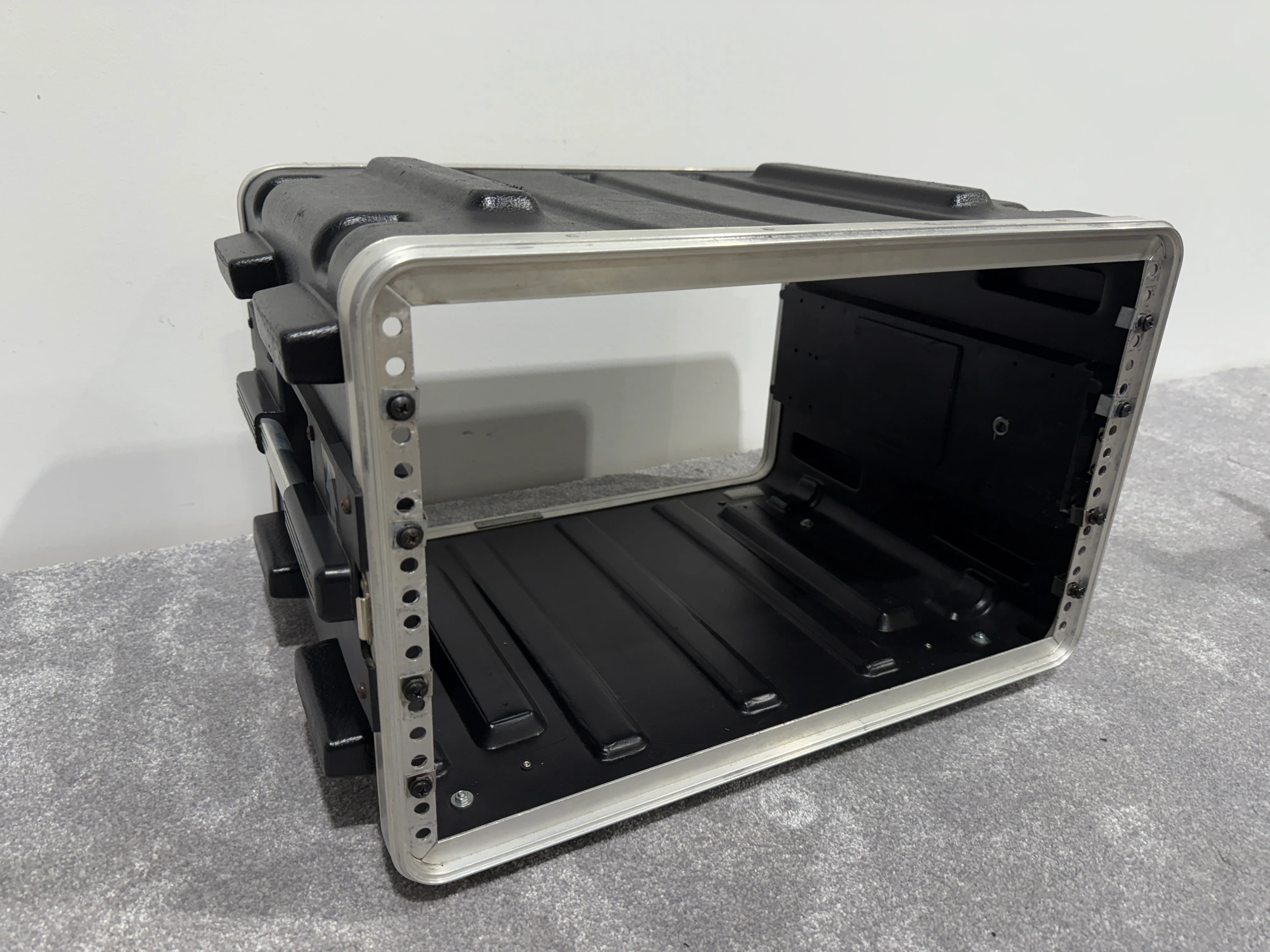 SKB 4u Plastic / Metal Rack Mount Flight Case - Image 5