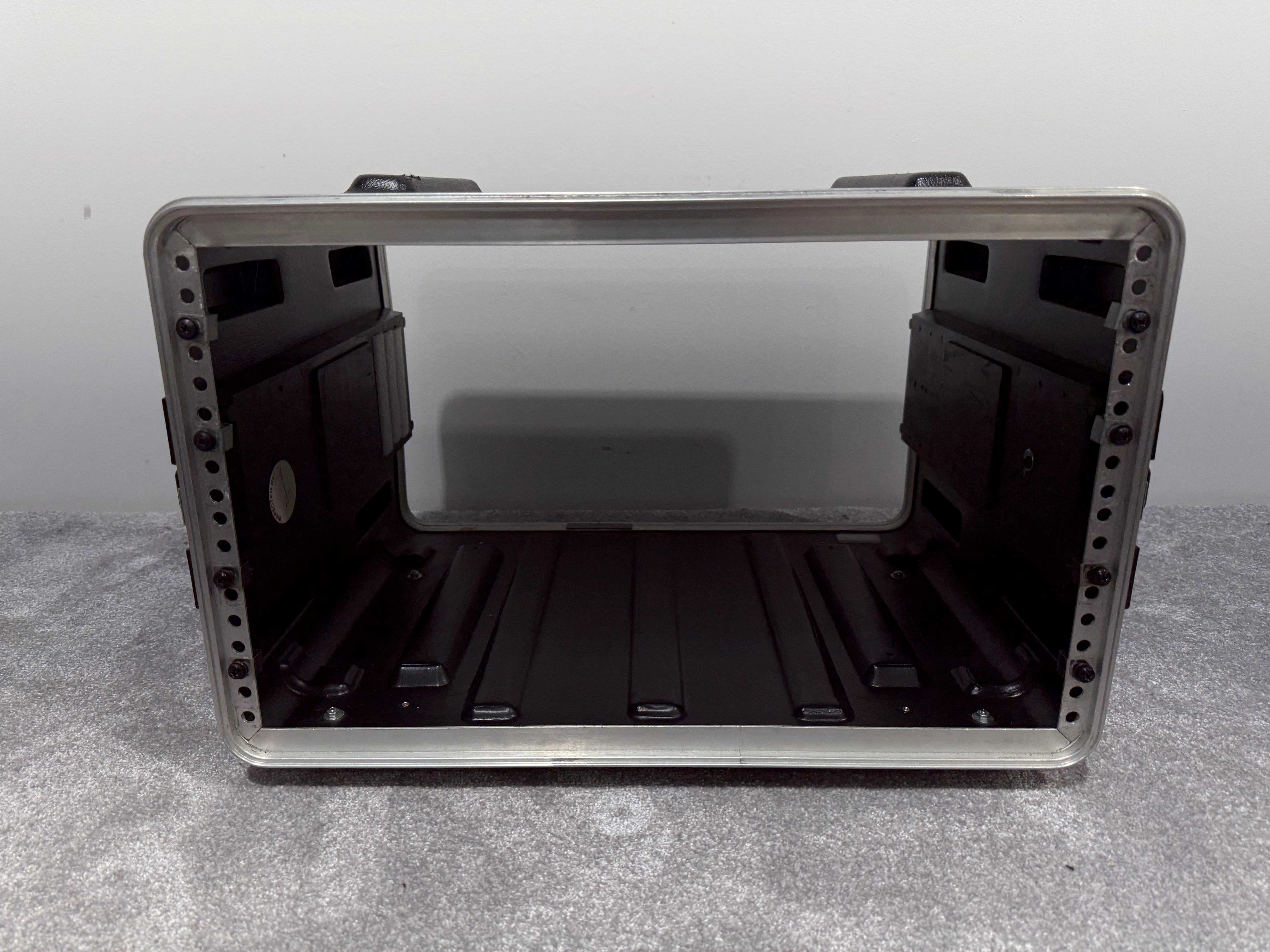 SKB 4u Plastic / Metal Rack Mount Flight Case - Image 6