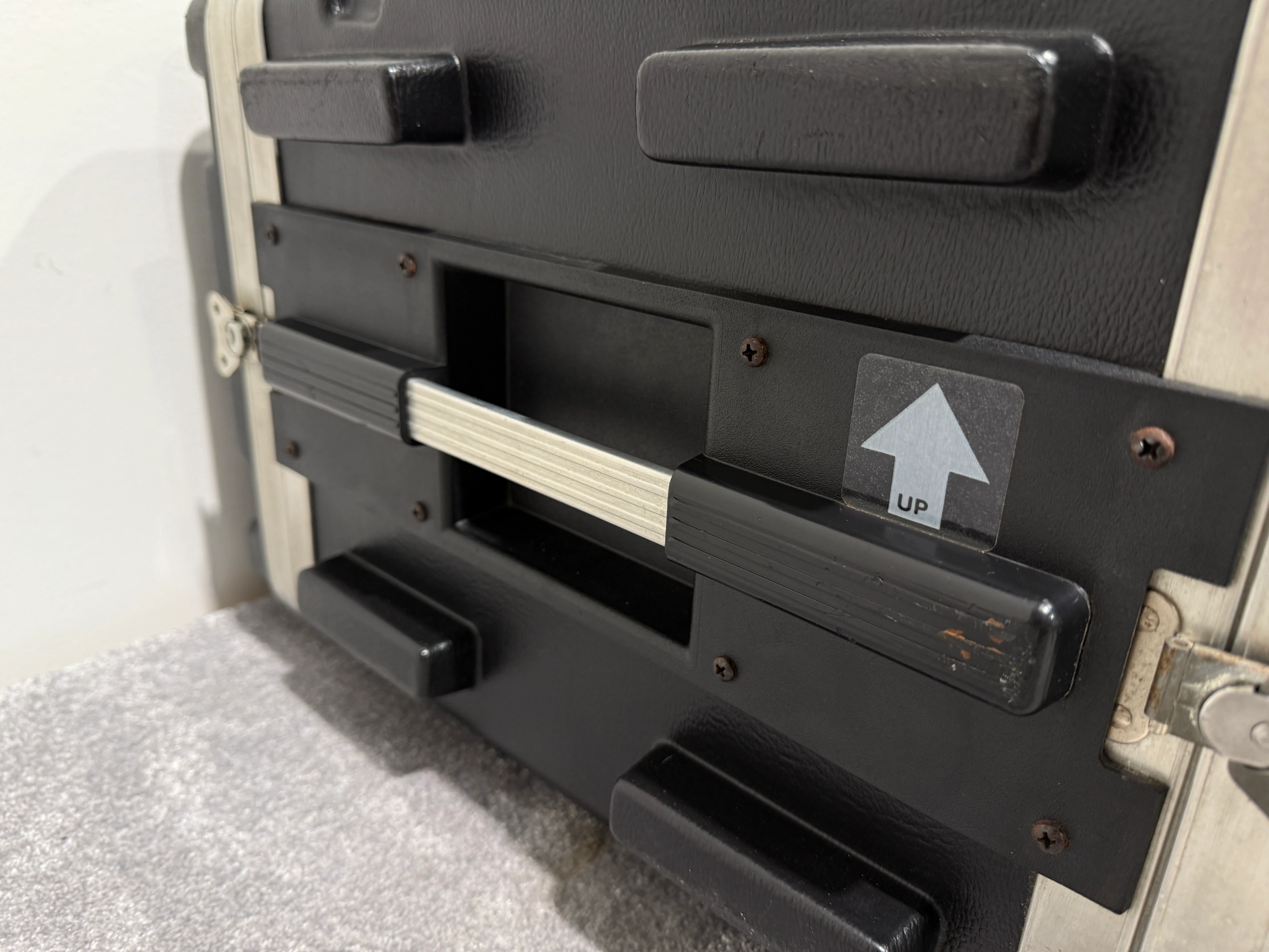 SKB 4u Plastic / Metal Rack Mount Flight Case - Image 7